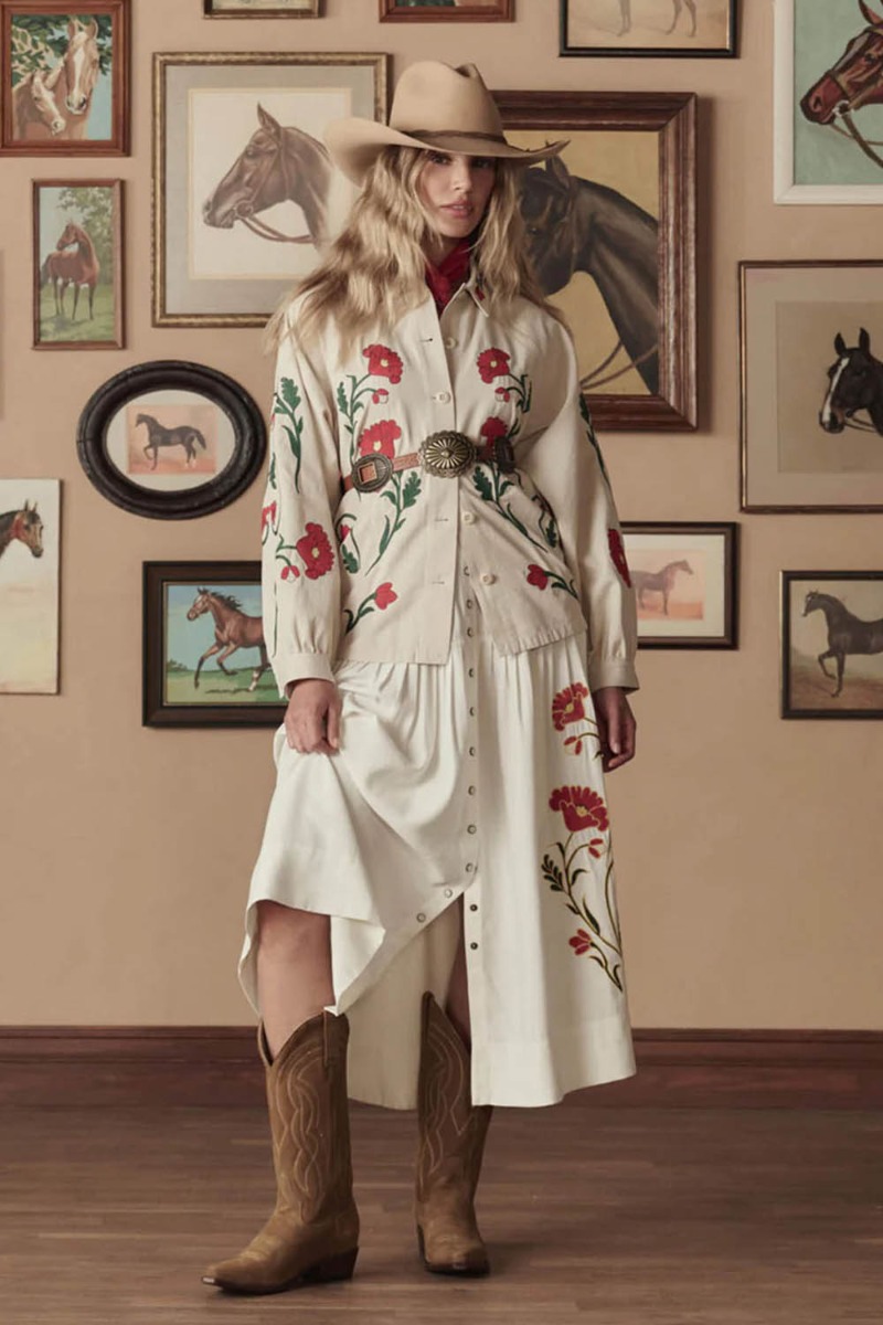 Bottes de cowboy Stetson & The Great en daim camel, port&eacute;es avec une jupe longue The Great. Edition limit&eacute;e.