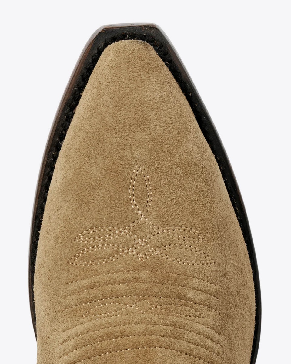 Bottes de cowboy Stetson & The Great en daim camel. D&eacute;tail du bout pointu. Edition limit&eacute;e.
