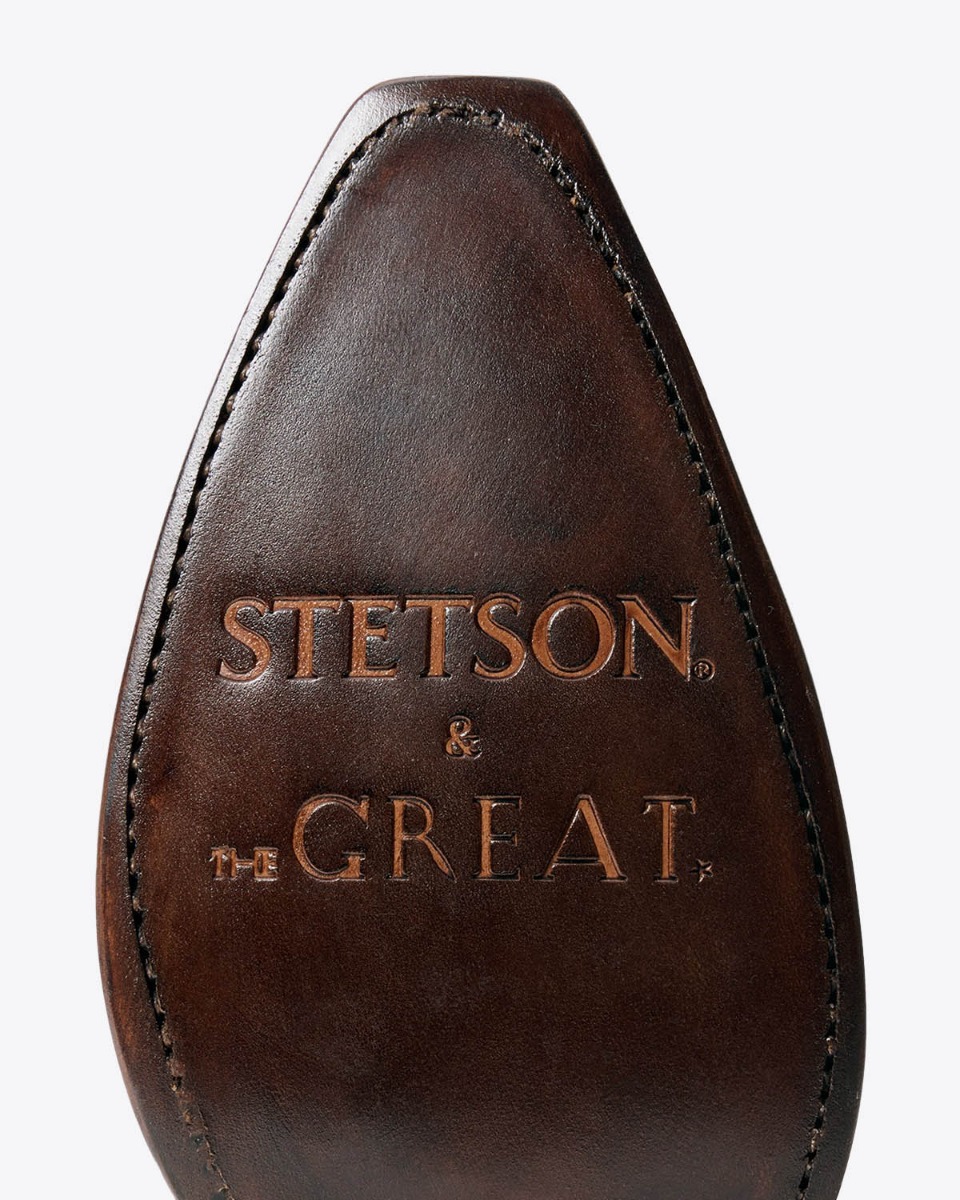 Bottes de cowboy Stetson & The Great en daim camel. D&eacute;tail de la signature sur la semelle. Edition limit&eacute;e.
