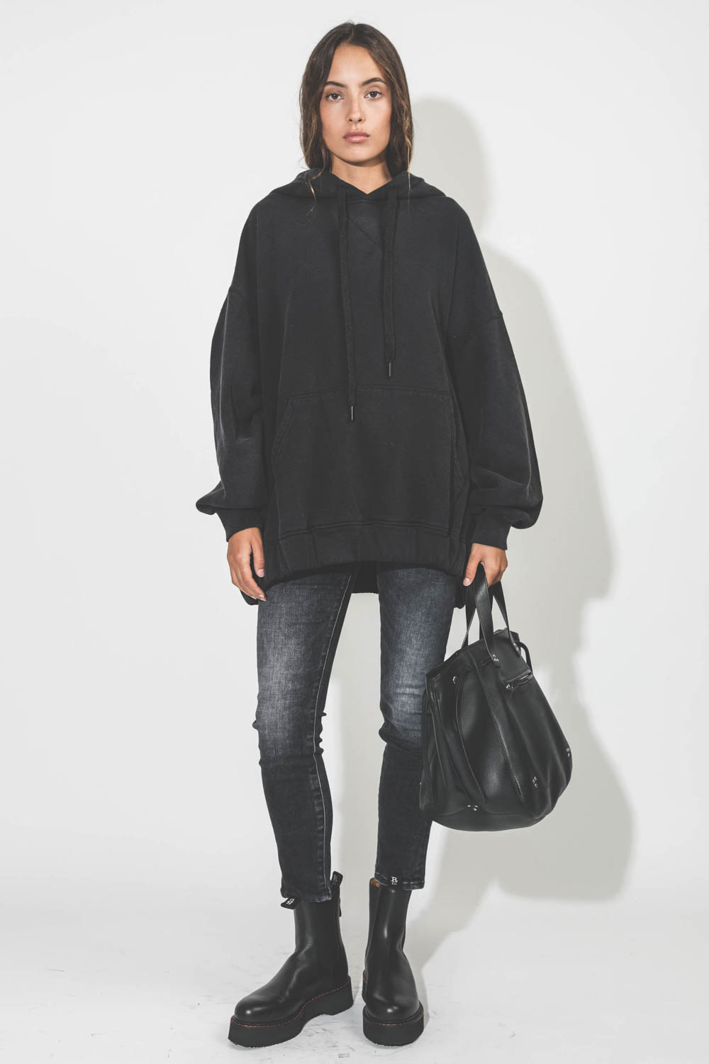 Sweat-shirt oversize Jumbo noir R13 Denim. Porté de face.