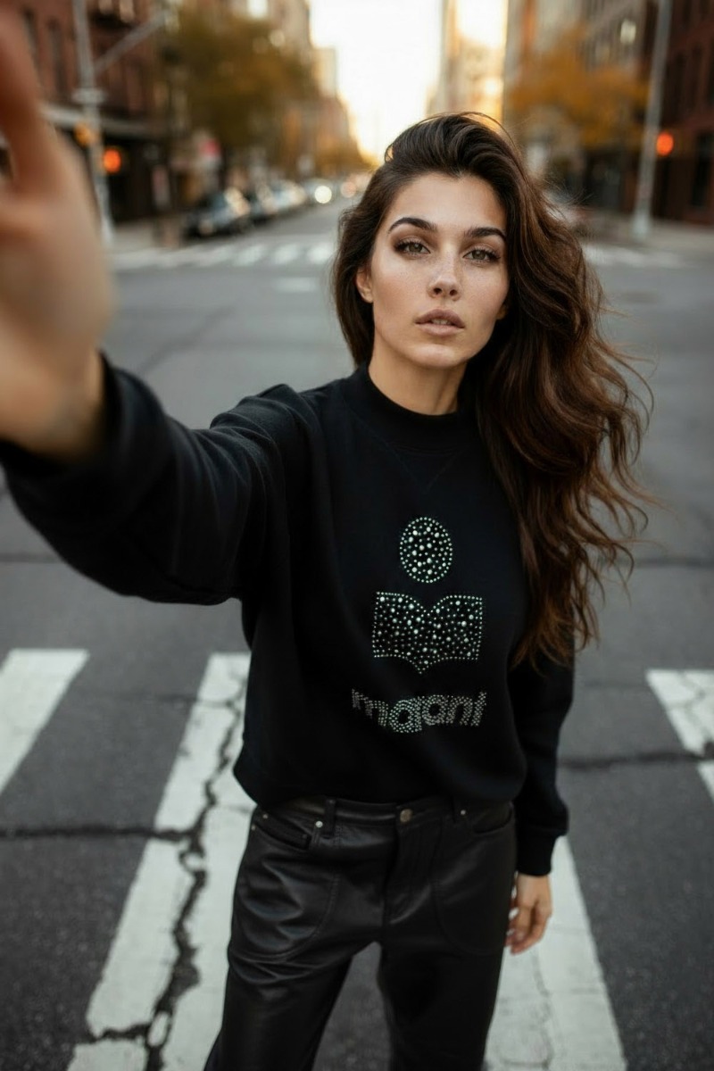 Sweat-shirt Moby Isabel Marant Etoile noir, logo Marant clout&eacute; argent&eacute;, port&eacute; en total look noir. Capsule de No&euml;l.