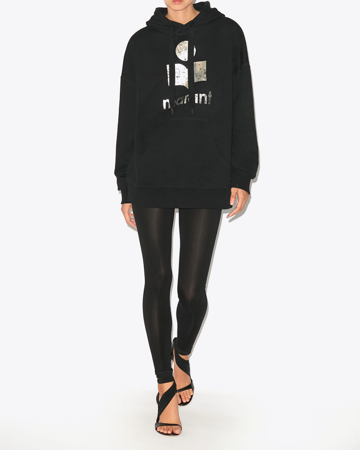 Sweat-shirt oversize à capuche noir logo argent Mansel Isabel Marant Etoile. Porté avec un legging.