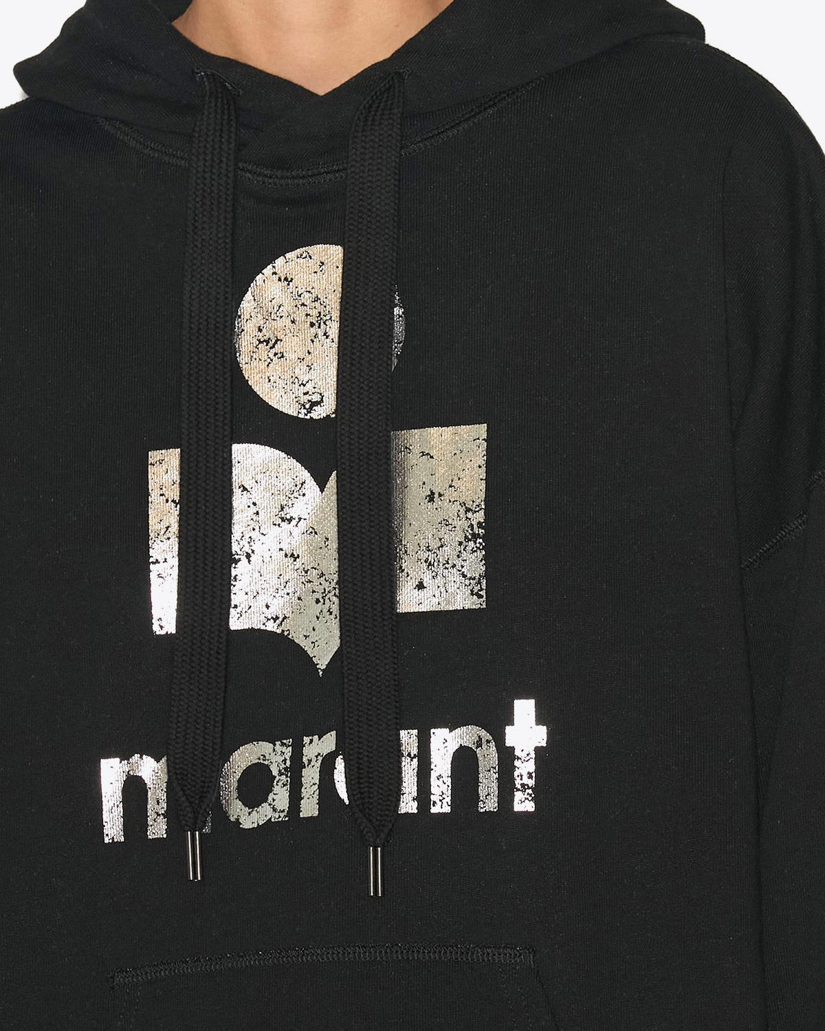Sweat-shirt oversize à capuche noir logo argent Mansel Isabel Marant Etoile. Détail du logo.