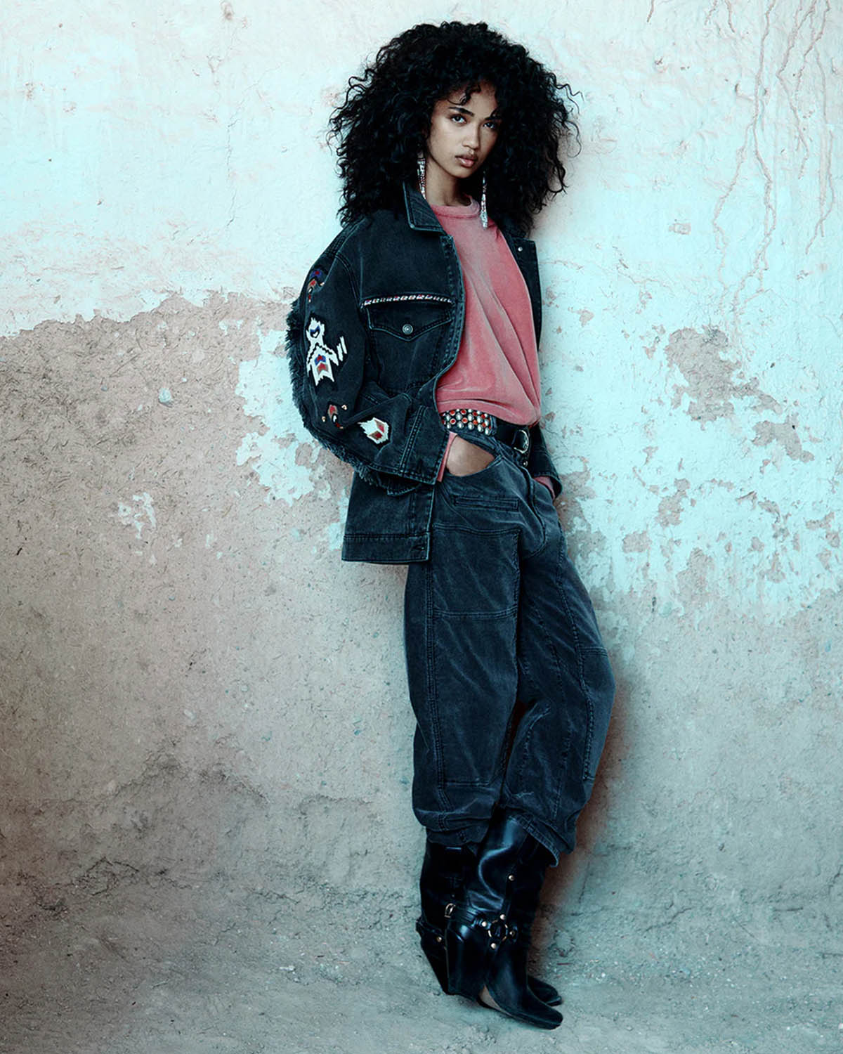 Swaetshirt col rond manches longues drapé devant corail Marant Etoile. Porté sous une veste en jean noir brodée.