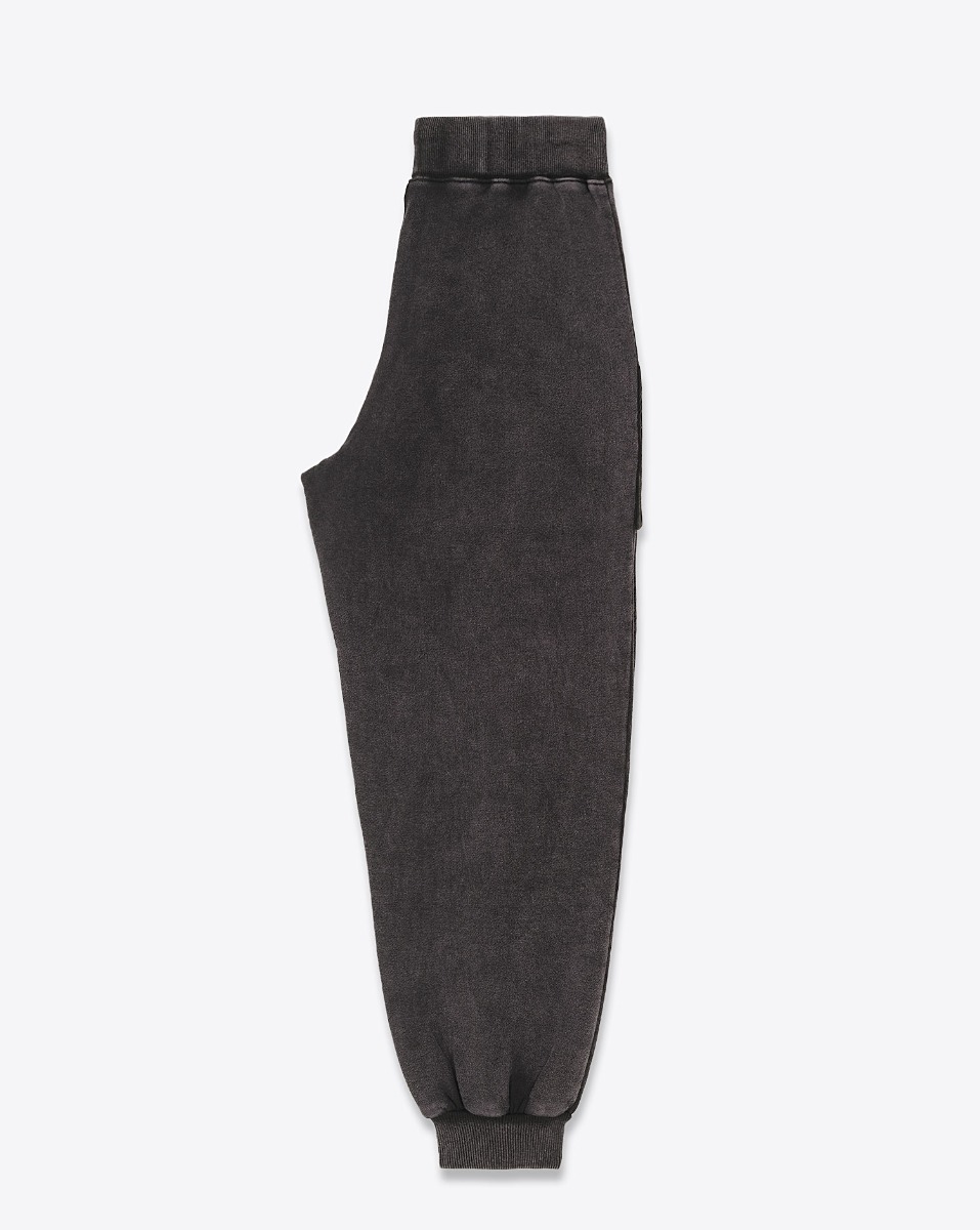 Pantalon de jogging Layered Pocket Sweatpant R13 en coton noir d&eacute;lav&eacute;. Vue de profil.