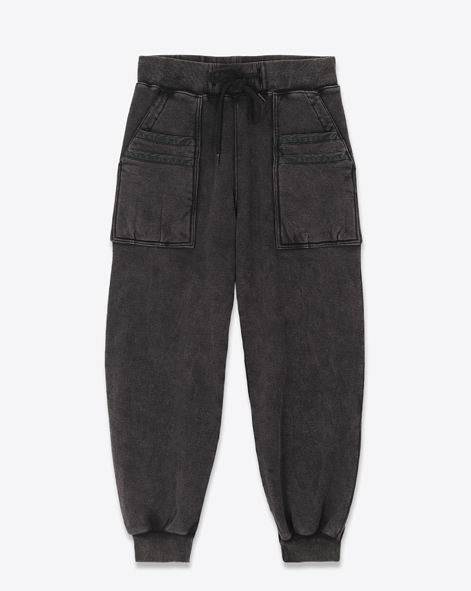 Produit Pantalon de jogging Layered Pocket Sweatpant R13 en coton noir délavé. Vue de face.