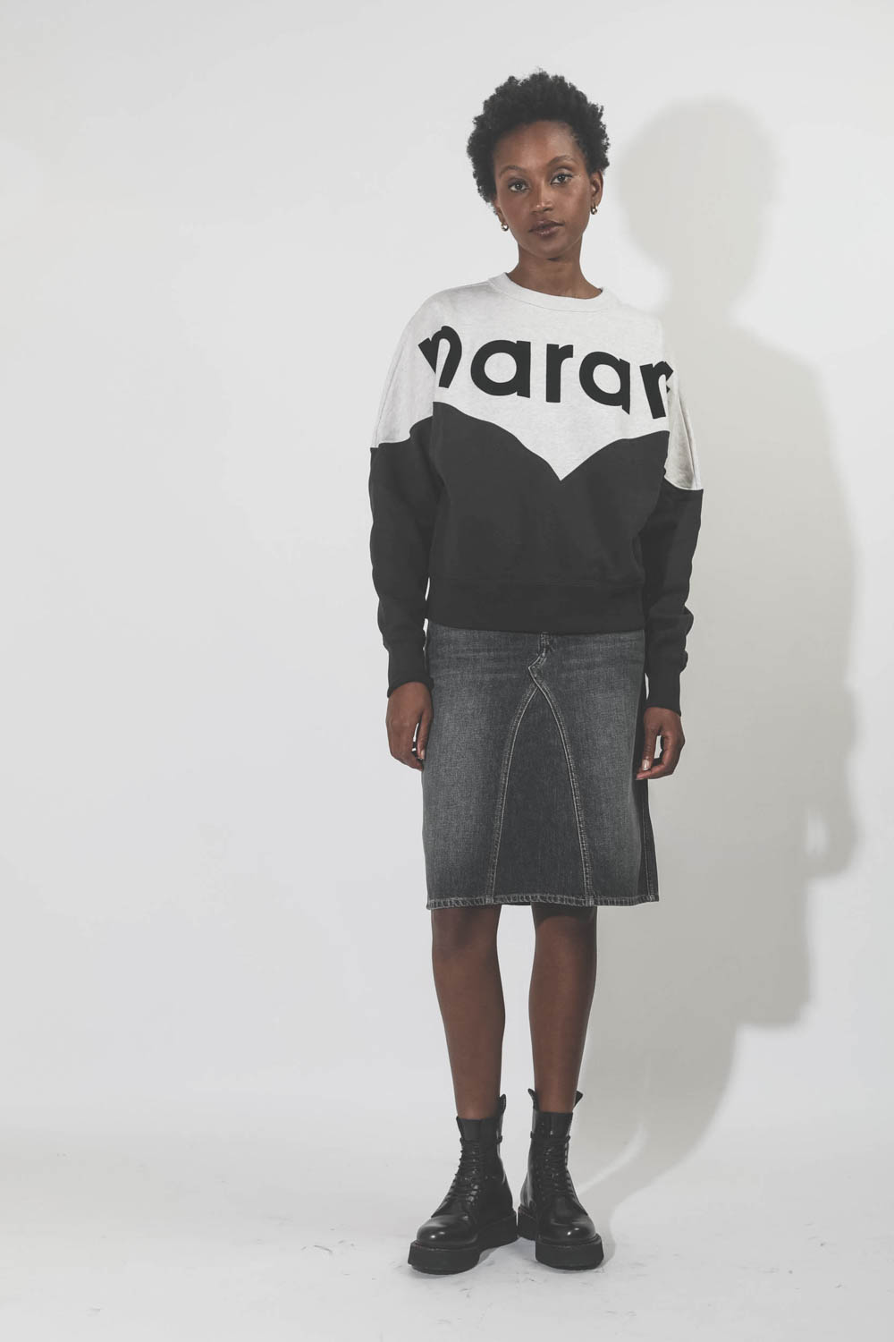 Sweatshirt Houston logo faded black Isabel Marant Etoile. Porté avec une jupe en denim. 