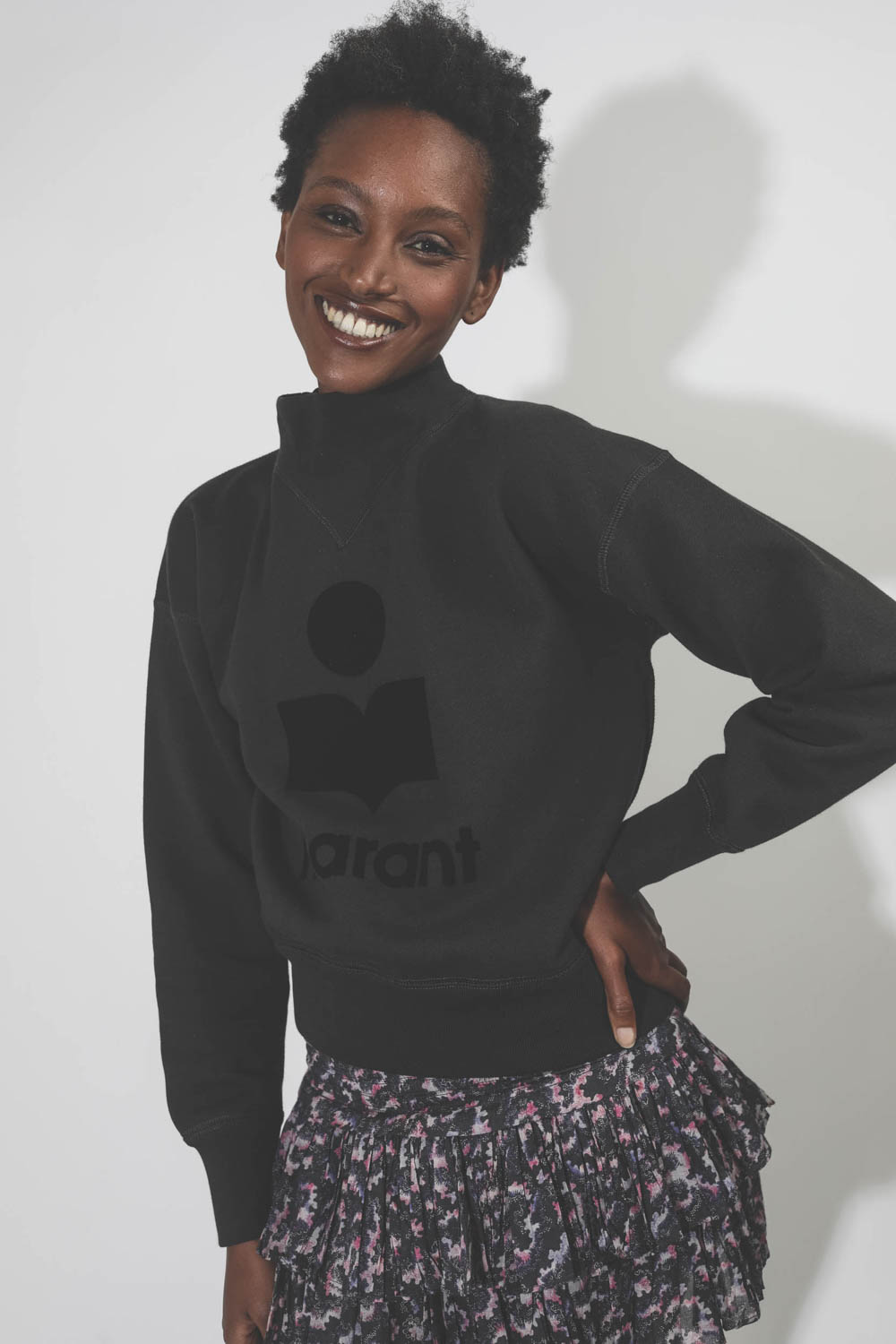 Sweat-shirt col montant noir logo velours noir Moby Isabel Marant Etoile. Porté face.