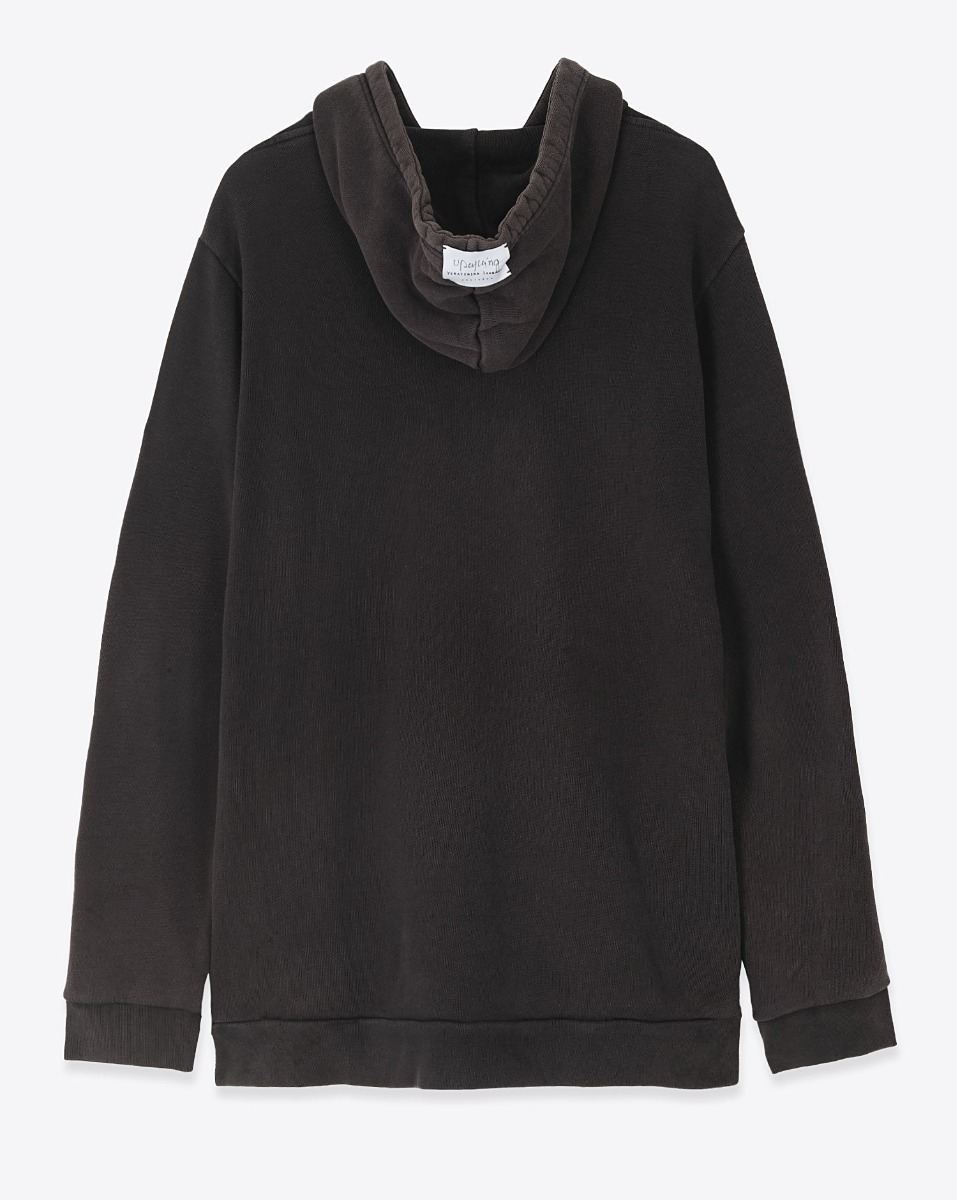 Sweatshirt à capuche Adidas vintage noir délavé logo blanc, upcyclé et customisé par Yekaterina Ivankova, vue de dos.