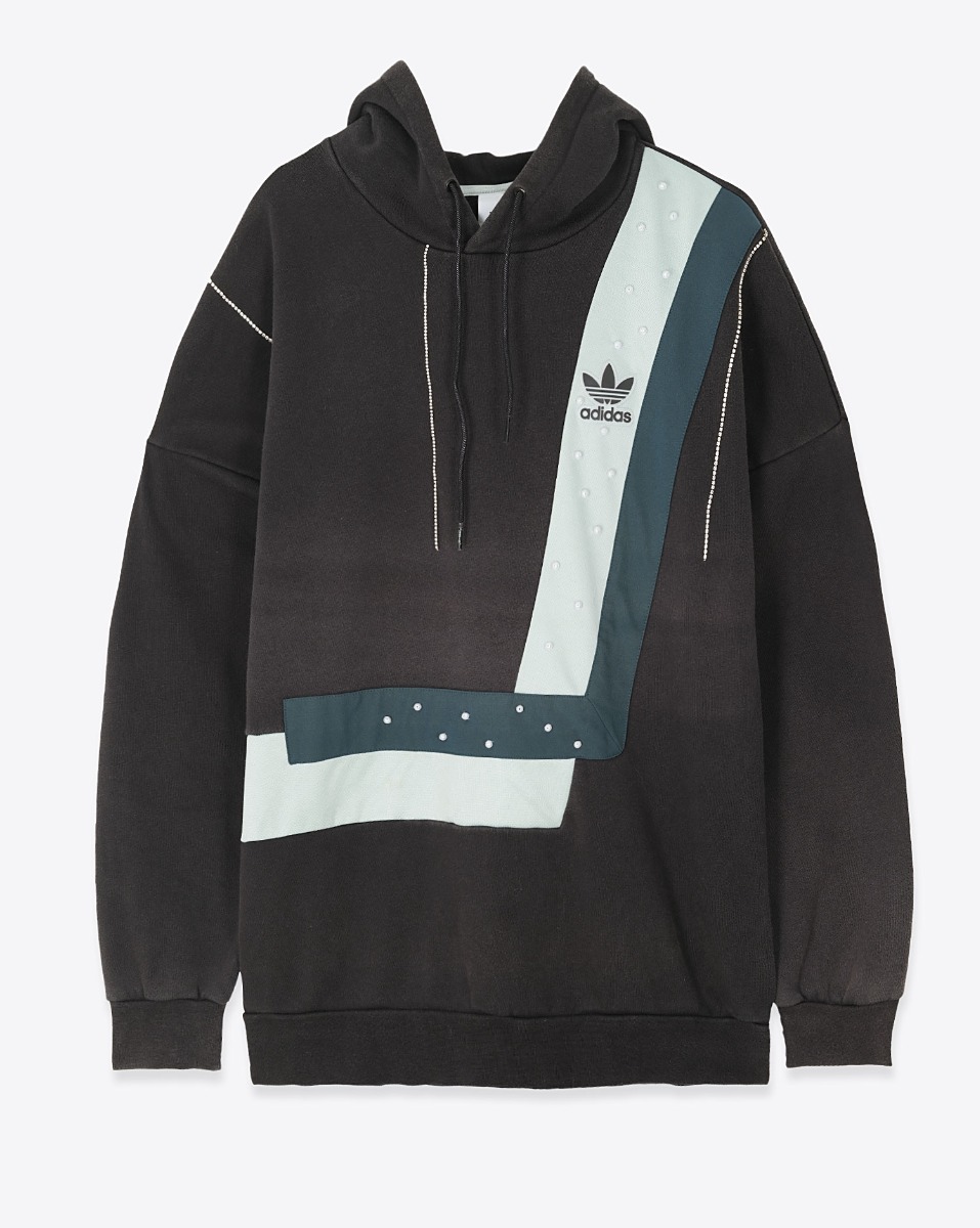 Produit Sweatshirt à capuche Adidas vintage noir délavé et vert customisé par Yekaterina Ivankova. Vue de face.