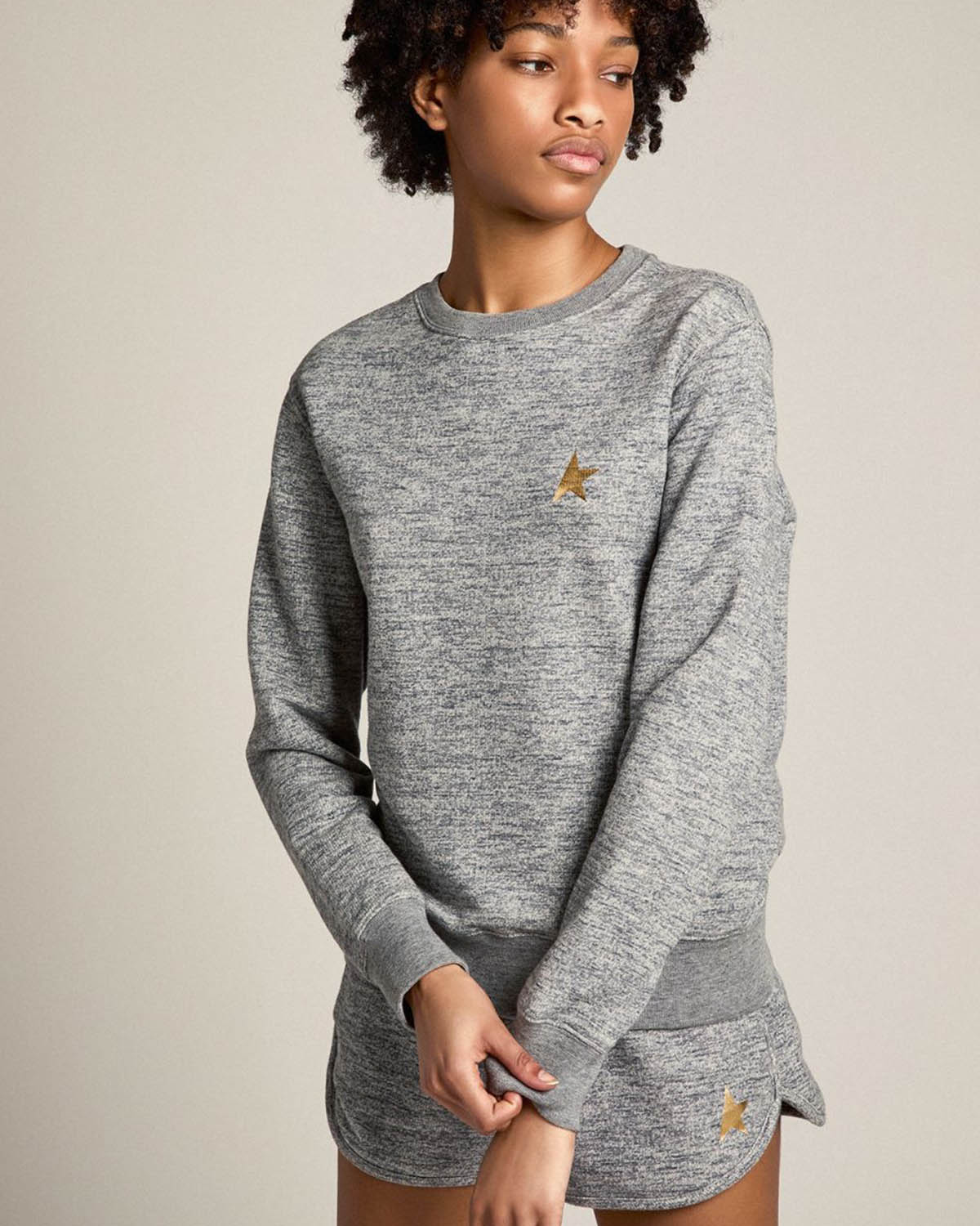 Image du produit Golden Goose Vêtements Collection Sweatshirt Athena - Grey Melange / Gold 60311 - porté