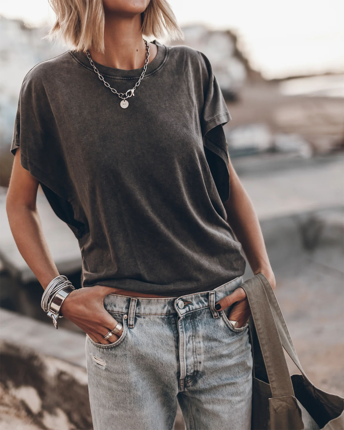 Produit Tee-shirt manches Chauve-souris anthracite Mikuta. Porté avec un jean.
