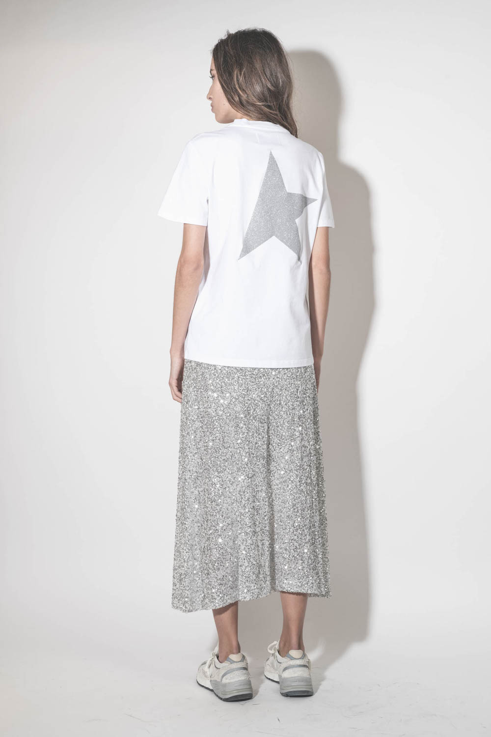 Tee-shirt manches courtes mini Logo Star poitrine et grande étoile en argent dans le dos Golden Goose.  Porté de dos.