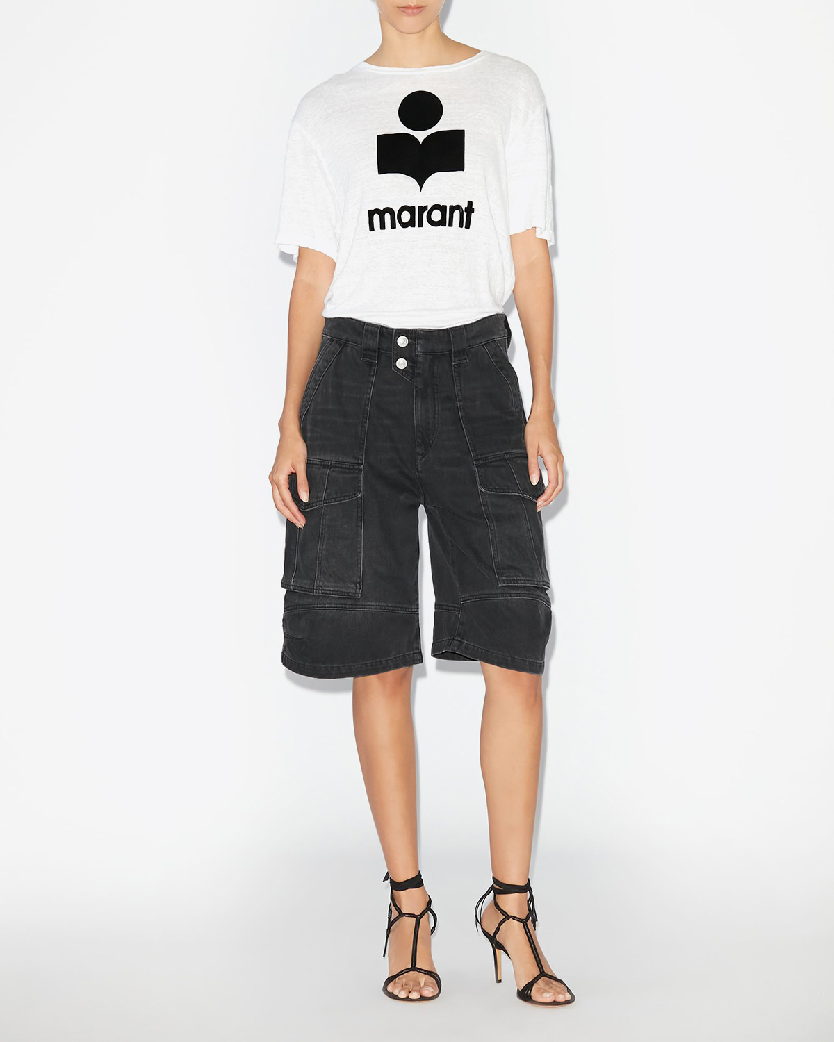 Tee-shirt manches courtes droit en lin blanc logo velours noir Marant Zewel Isabel Marant Etoile. Porté avec un bermuda noir.