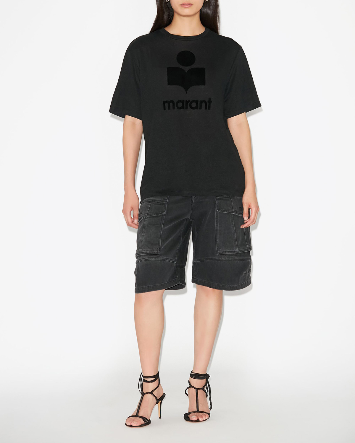 Tee-shirt manches courtes droit en lin noir logo velours noir Zewel Isabel Marant Etoile. Port&eacute; avec un bermuda noir.
