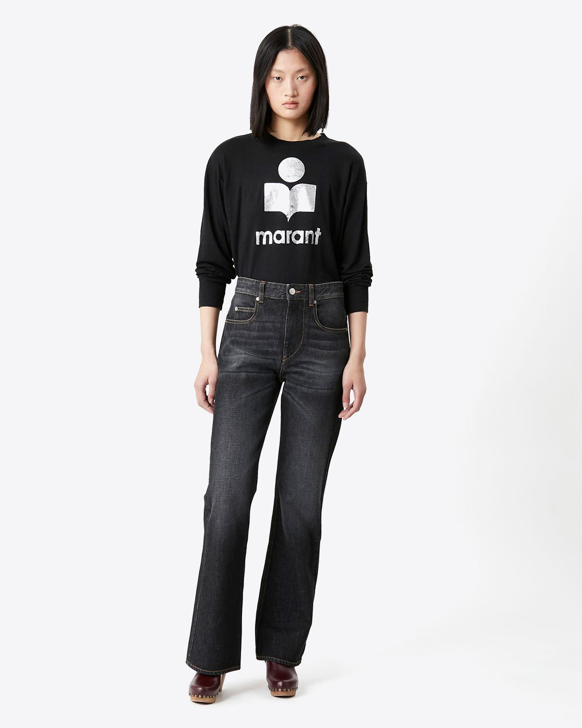 Tee-shirt manches longues en lin noir logo argent Marant Klowia Isabel Marant Etoile. Porté avec un jeans noir.