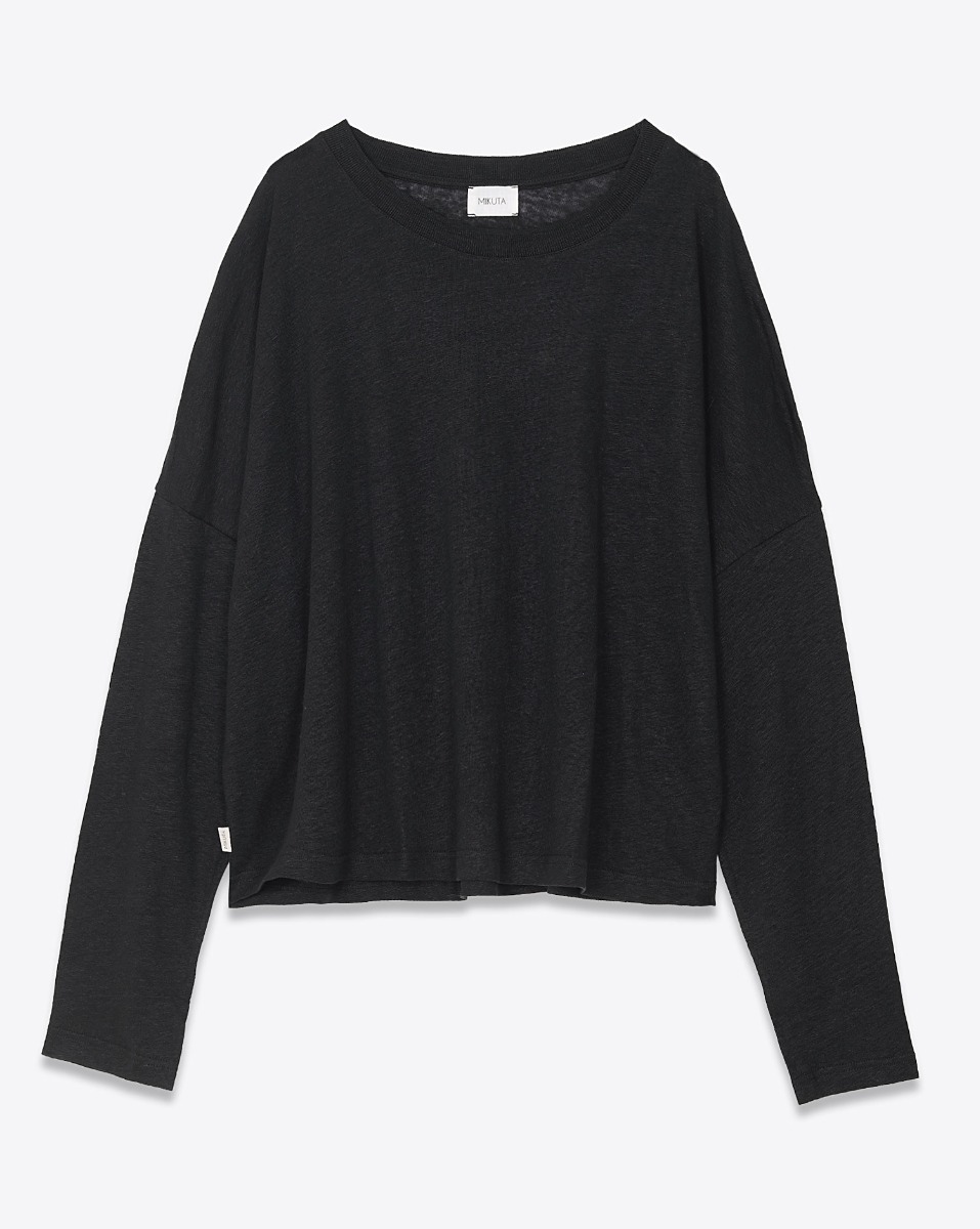 T-shirt manches longues oversized Mikuta en lin noir. Vue de face.