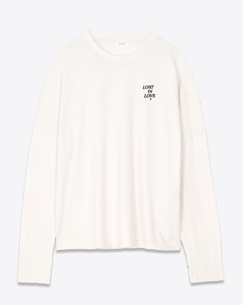 T-shirt Mikuta à manches longues en coton écru, brodé " Lost In Love " sur la poitrine. Vue de face.