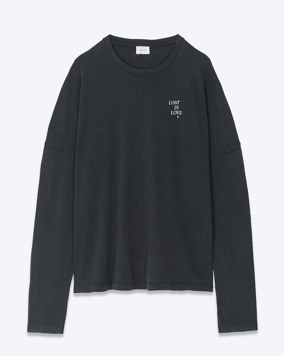 T-shirt Mikuta à manches longues en coton noir brodé " Lost In Love " sur le haut de la poitrine. Vue de face.