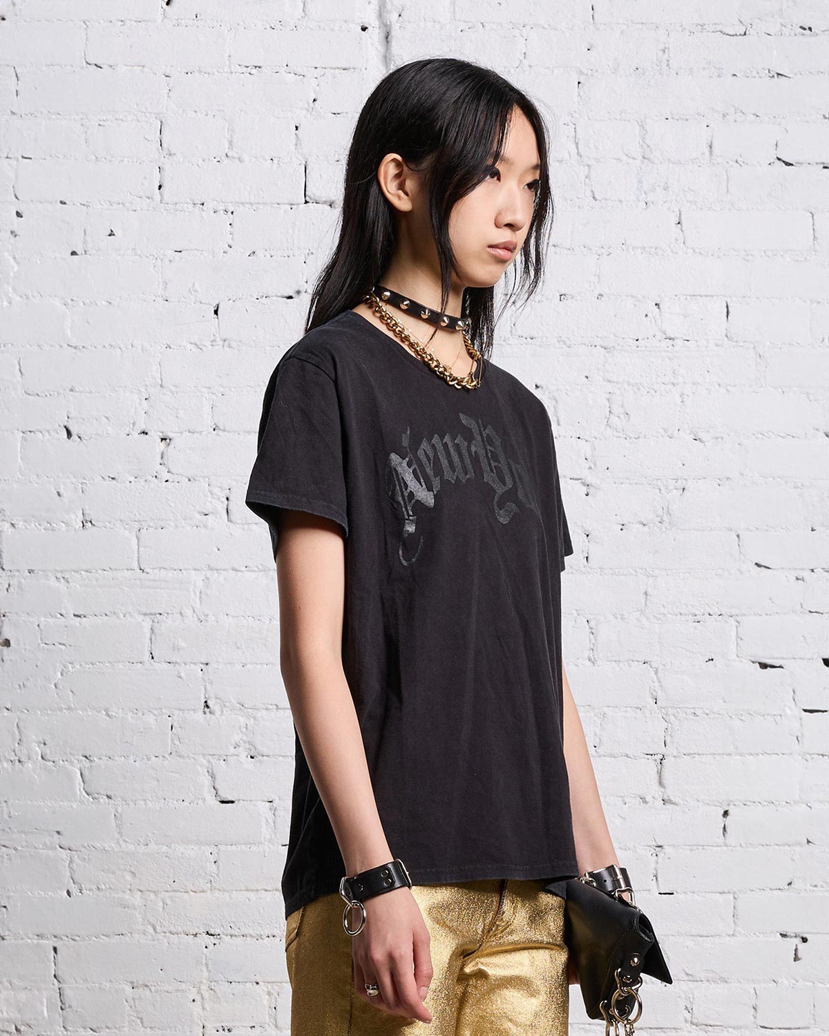Tee-shirt manches courtes en coton noir sérigraphie New-York R13. Porté de profil.