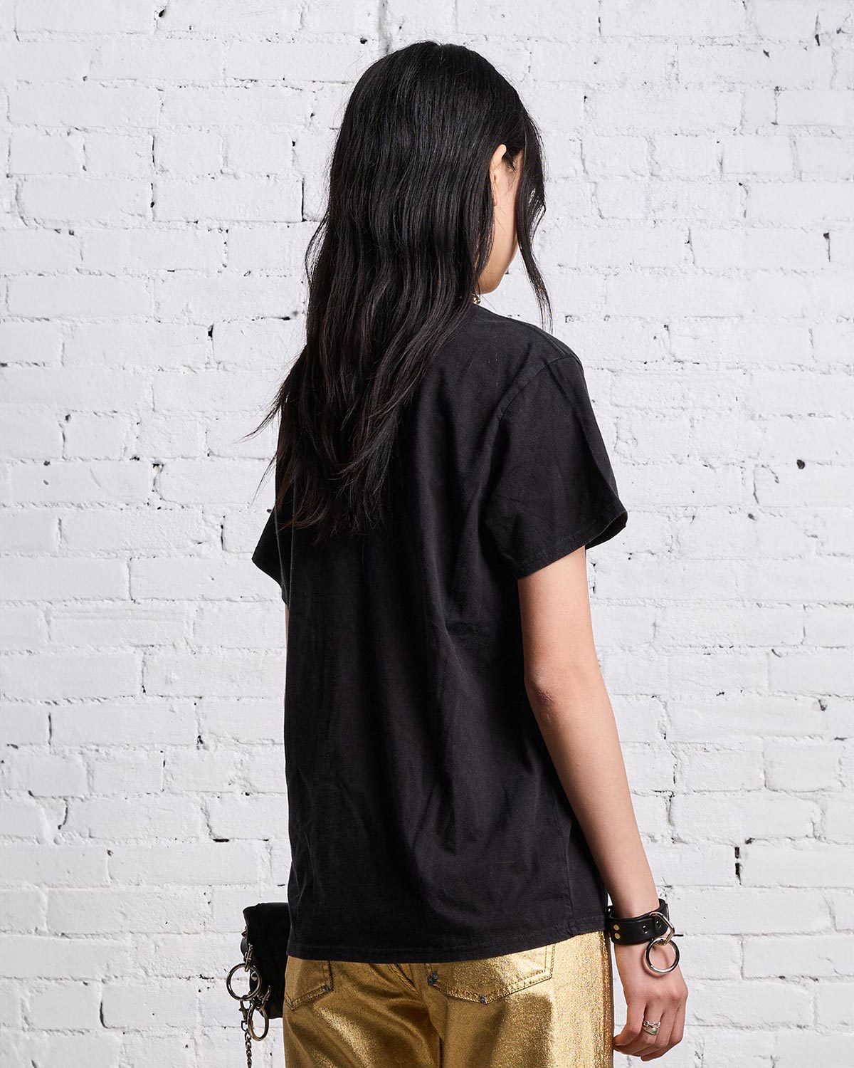 Tee-shirt manches courtes en coton noir sérigraphie New-York R13. Porté de dos.