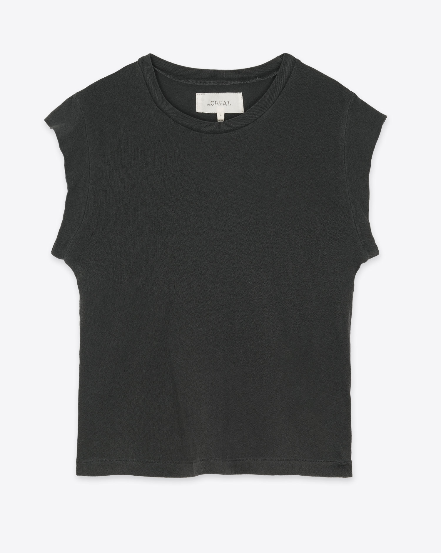 Produit Tee-shirt manches courtes raccourcies Peak Shoulder The Great en coton noir délavé. Vue face. 