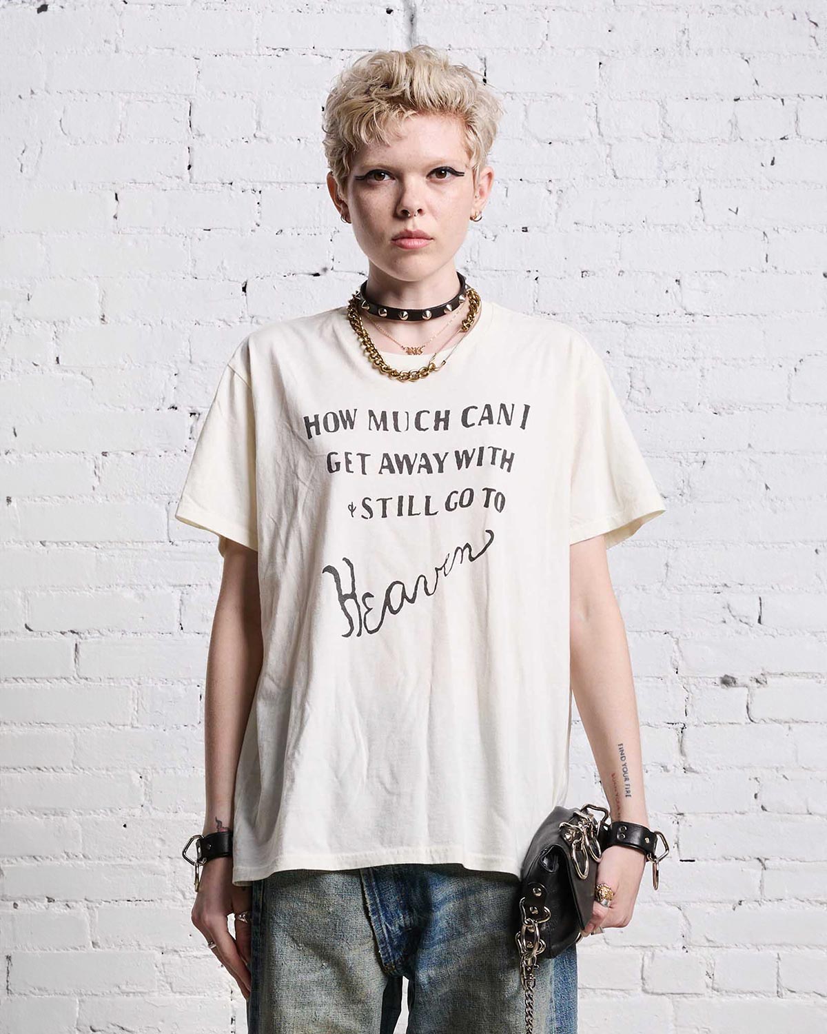 Tee-shirt manches courtes en coton &eacute;cru imprim&eacute; en lettres noires "How much can I get away with still go to heavens" R13. Port&eacute; de face.