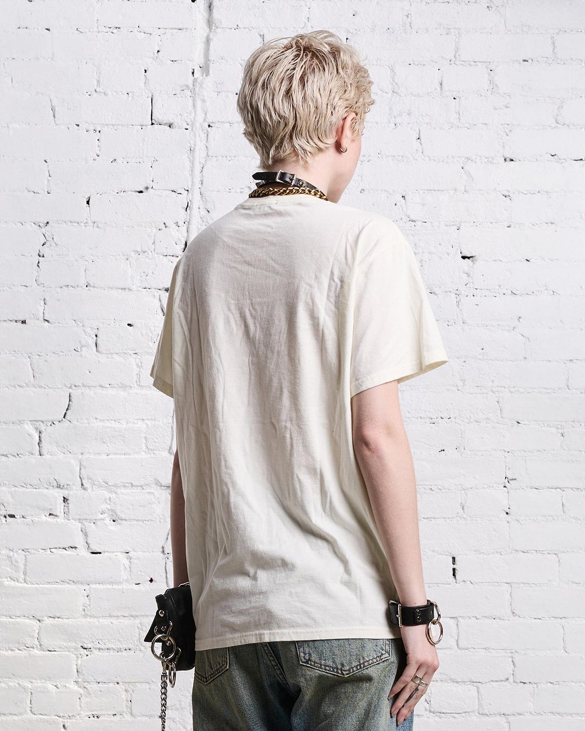 Tee-shirt manches courtes en coton &eacute;cru imprim&eacute; en lettres noires "How much can I get away with still go to heavens" R13. Port&eacute; de dos. 