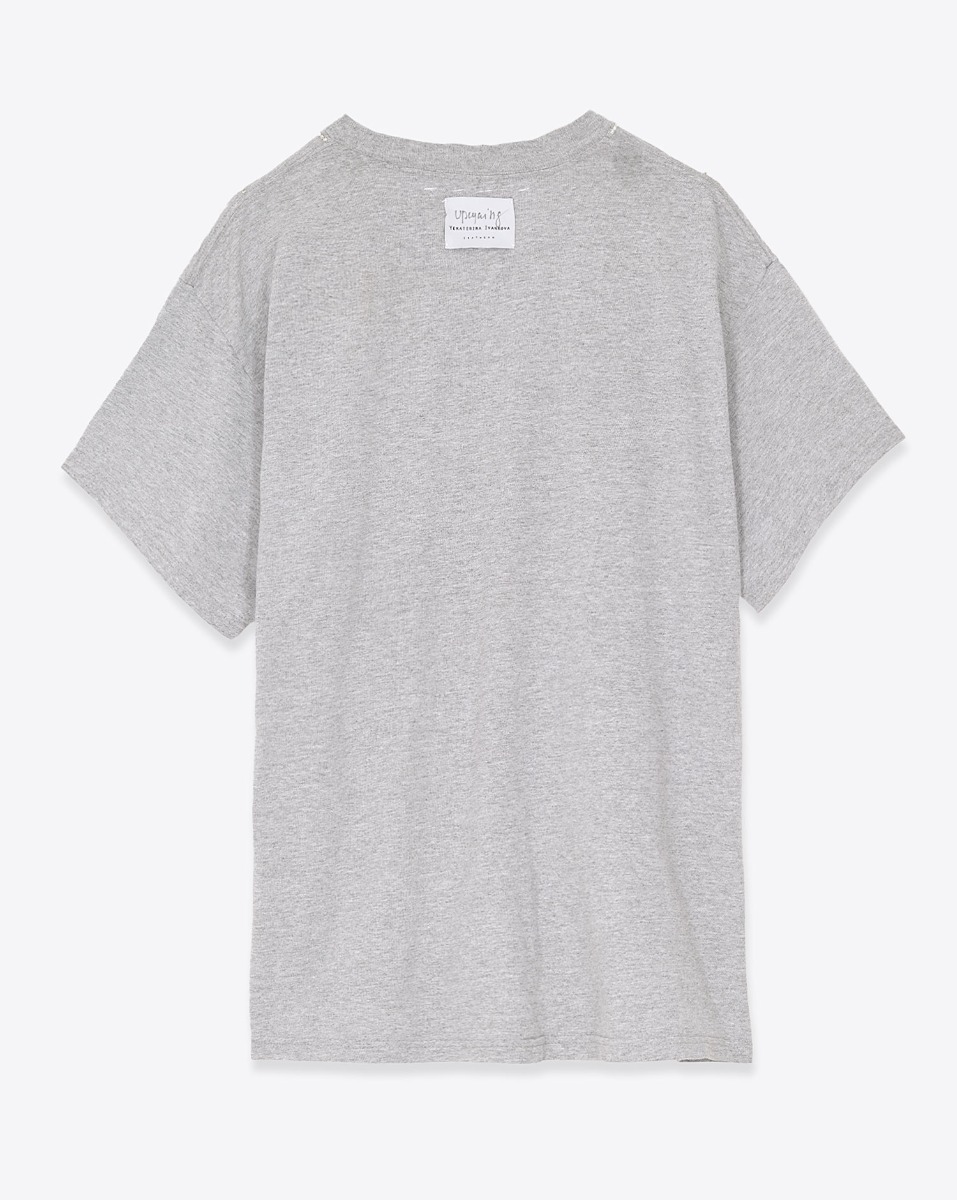 T-shirt customis&eacute; Upcycling Illinois Yekaterina Ivankova en jersey gris chin&eacute;. Vue de dos.