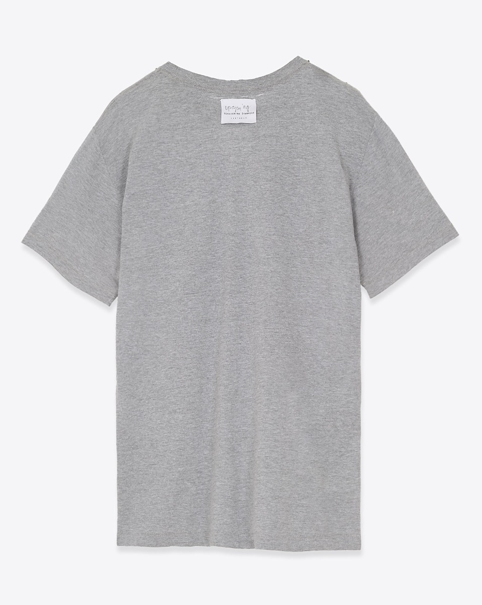 T-shirt Nike Upcycling Yekaterina Ivankova en jersey gris chin&eacute; s&eacute;rigraphie bleue customis&eacute;. Vue de dos.