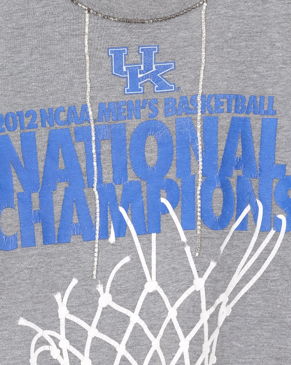 T-shirt Nike Upcycling Yekaterina Ivankova en jersey gris chin&eacute; s&eacute;rigraphie bleue customis&eacute;. D&eacute;tails de la s&eacute;rigraphie bleue et des chaines en strass effet diamants noire et effet diamants blancs.