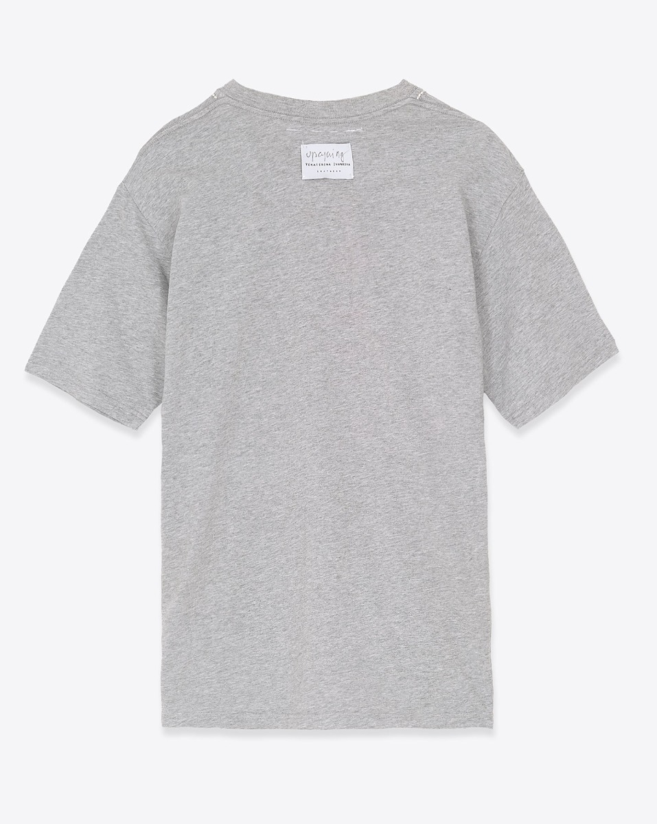 T-shirt Nike Upcycling Yekaterina Ivankova customis&eacute; en jersey gris chin&eacute;. Vue de dos.