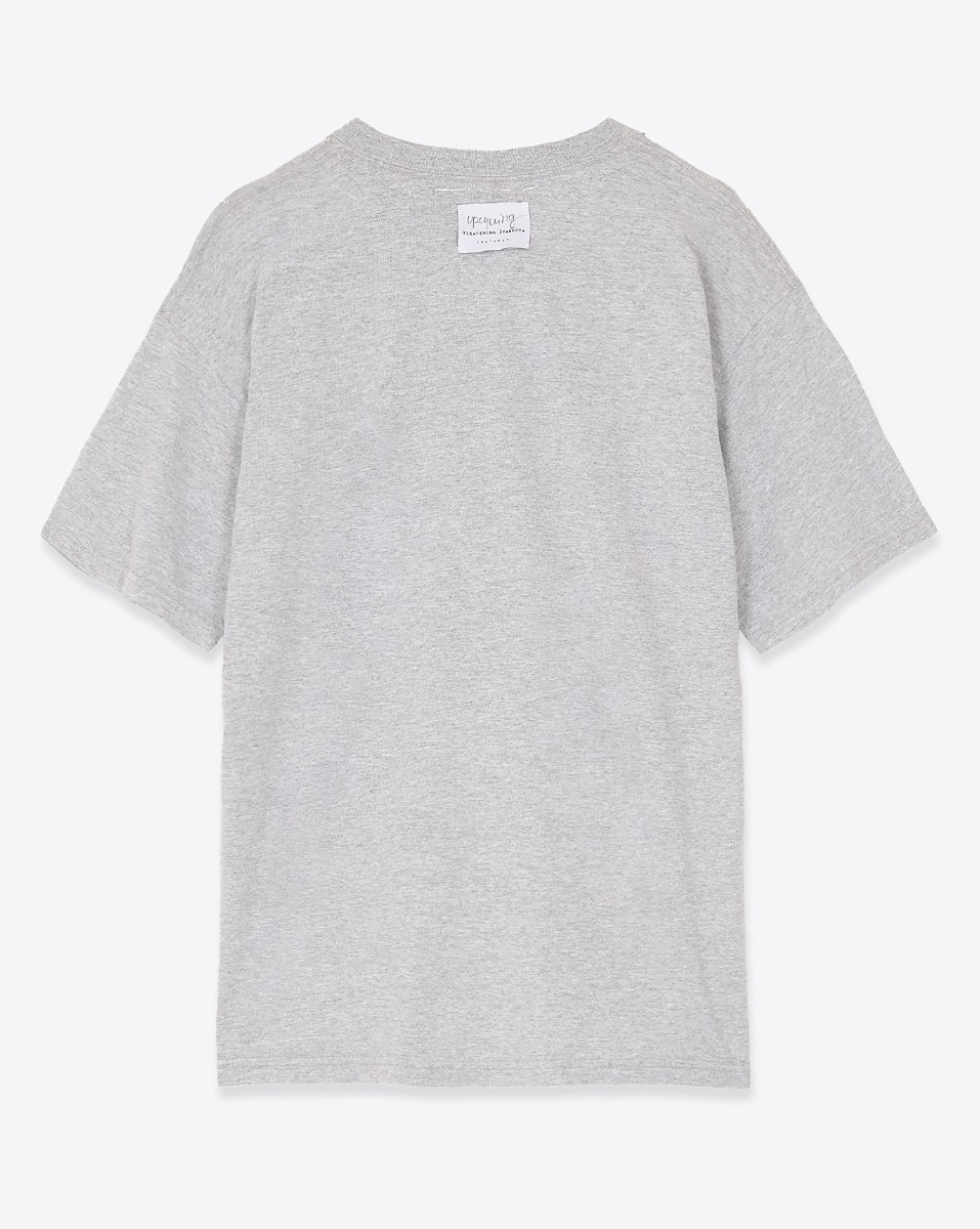 T-shirt Upcycling Yekaterina Ivankova en jersey gris chin&eacute; customis&eacute;. Vue de dos.