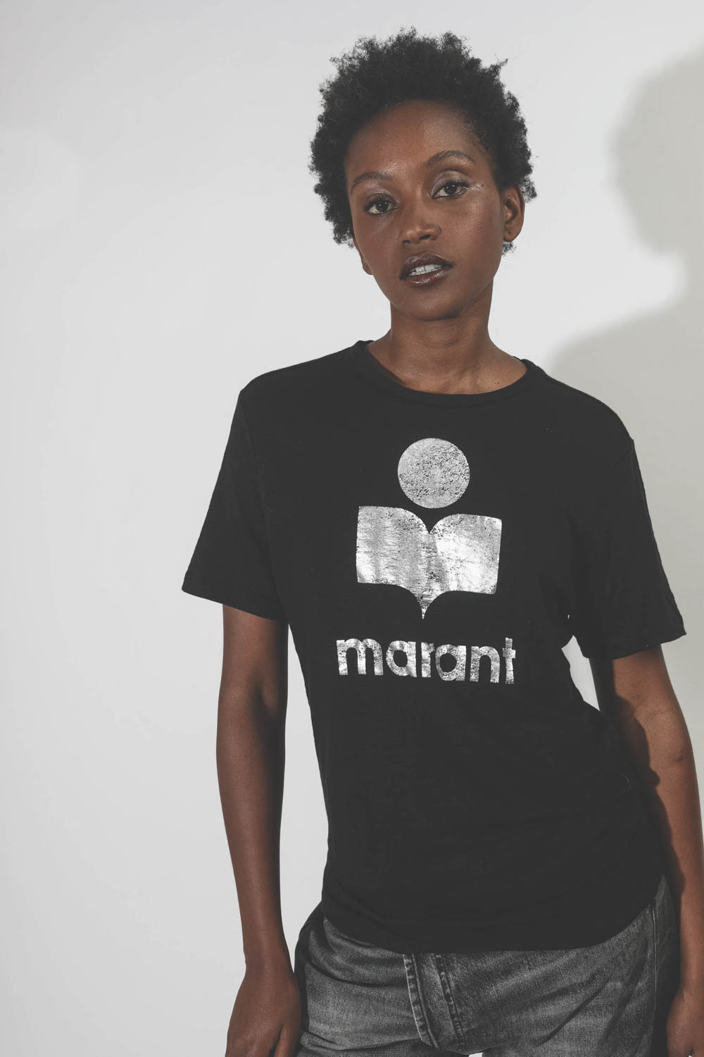 Tee-shirt en lin noir logo argent Zewel Isabel Marant Etoile. Gros plan.  