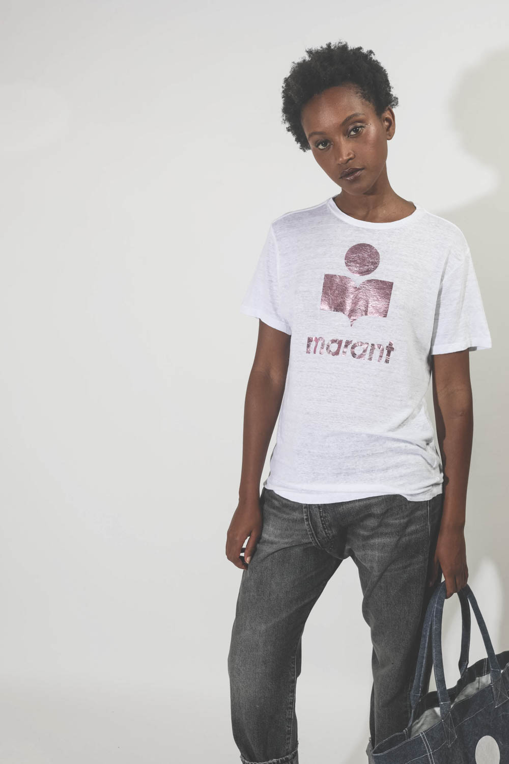 Tee-shirt en lin blanc logo métallisé rose Zewel Isabel Marant Etoile. Porté gros plan. 