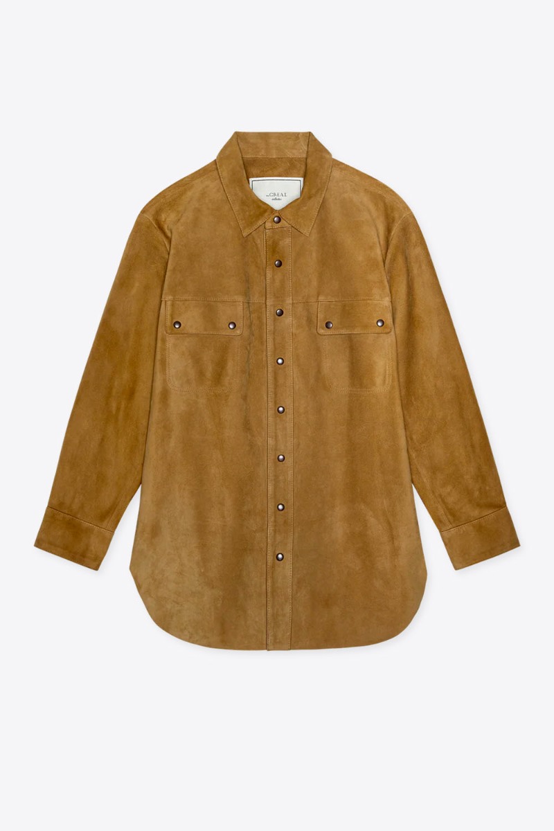 Veste chemise Traveler The Great en cuir su&eacute;d&eacute; marron dor&eacute;. Vue de face.