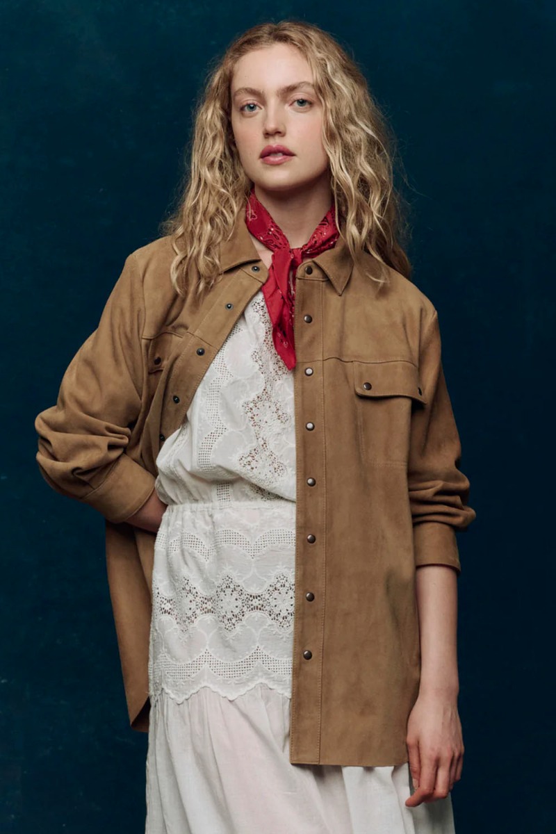 Veste chemise Traveler The Great en cuir su&eacute;d&eacute; marron dor&eacute;, port&eacute;e ouverte de face.