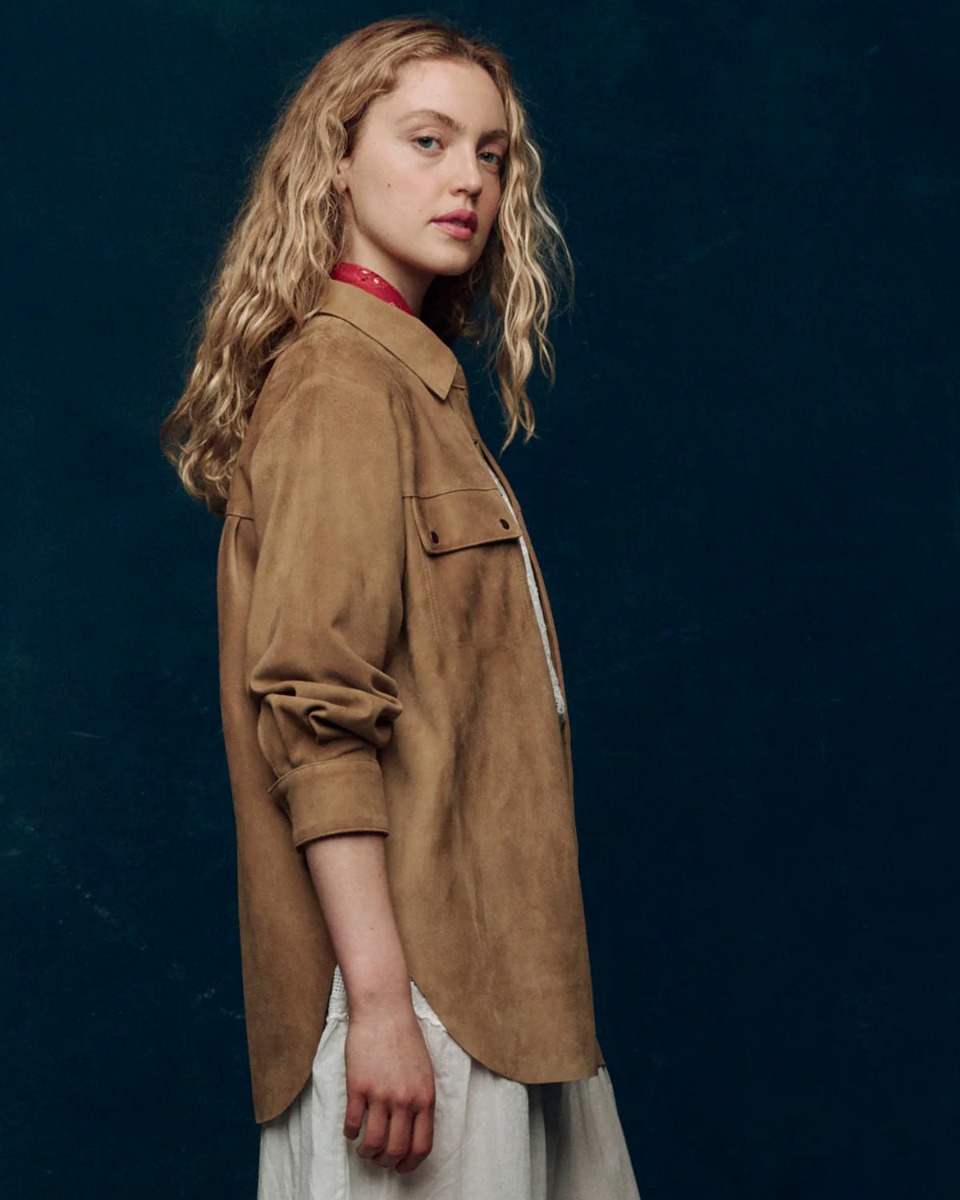 Veste chemise Traveler The Great en cuir su&eacute;d&eacute; marron dor&eacute;, port&eacute;e de profil.