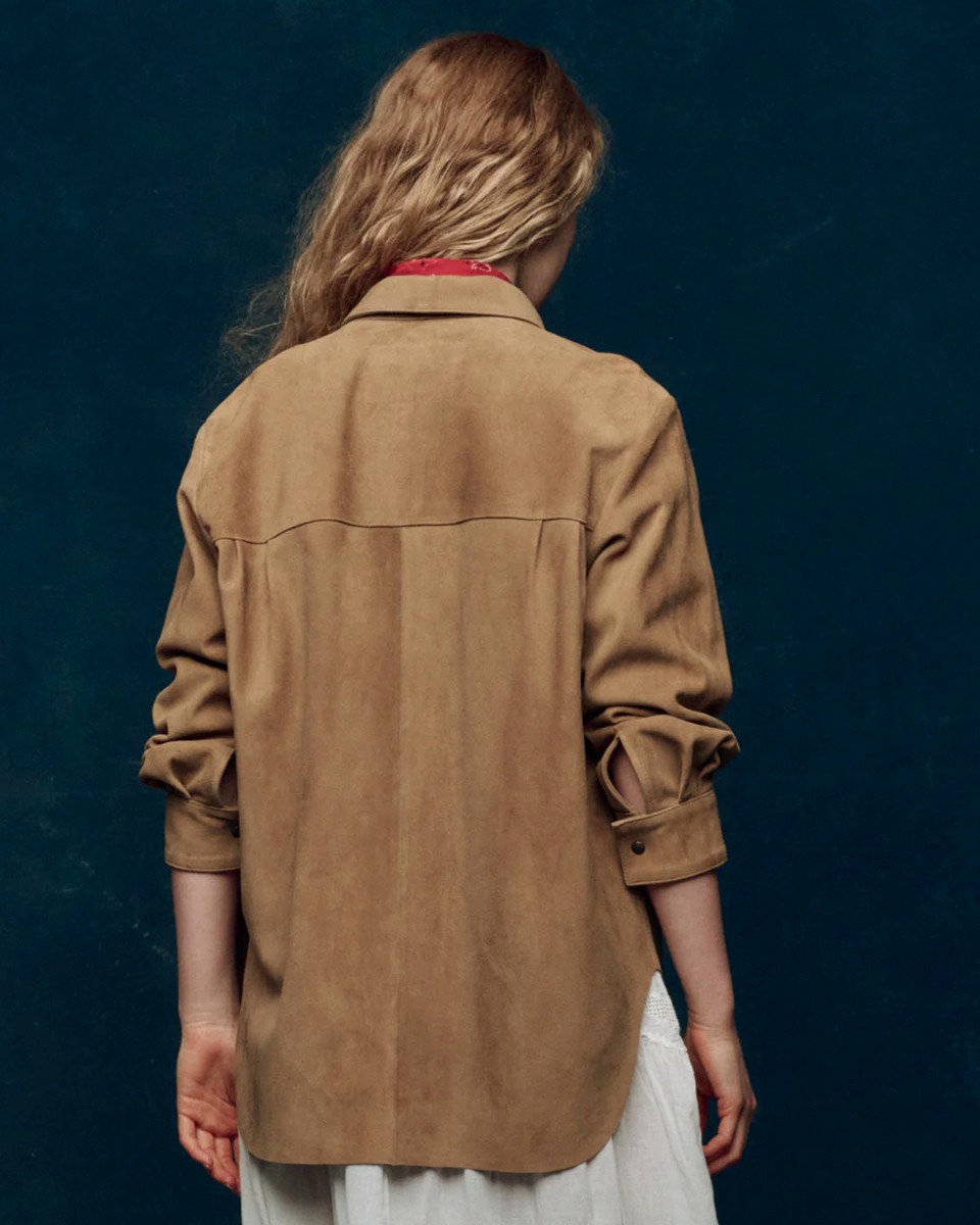 Veste chemise Traveler The Great en cuir su&eacute;d&eacute; marron dor&eacute;, port&eacute;e de dos.