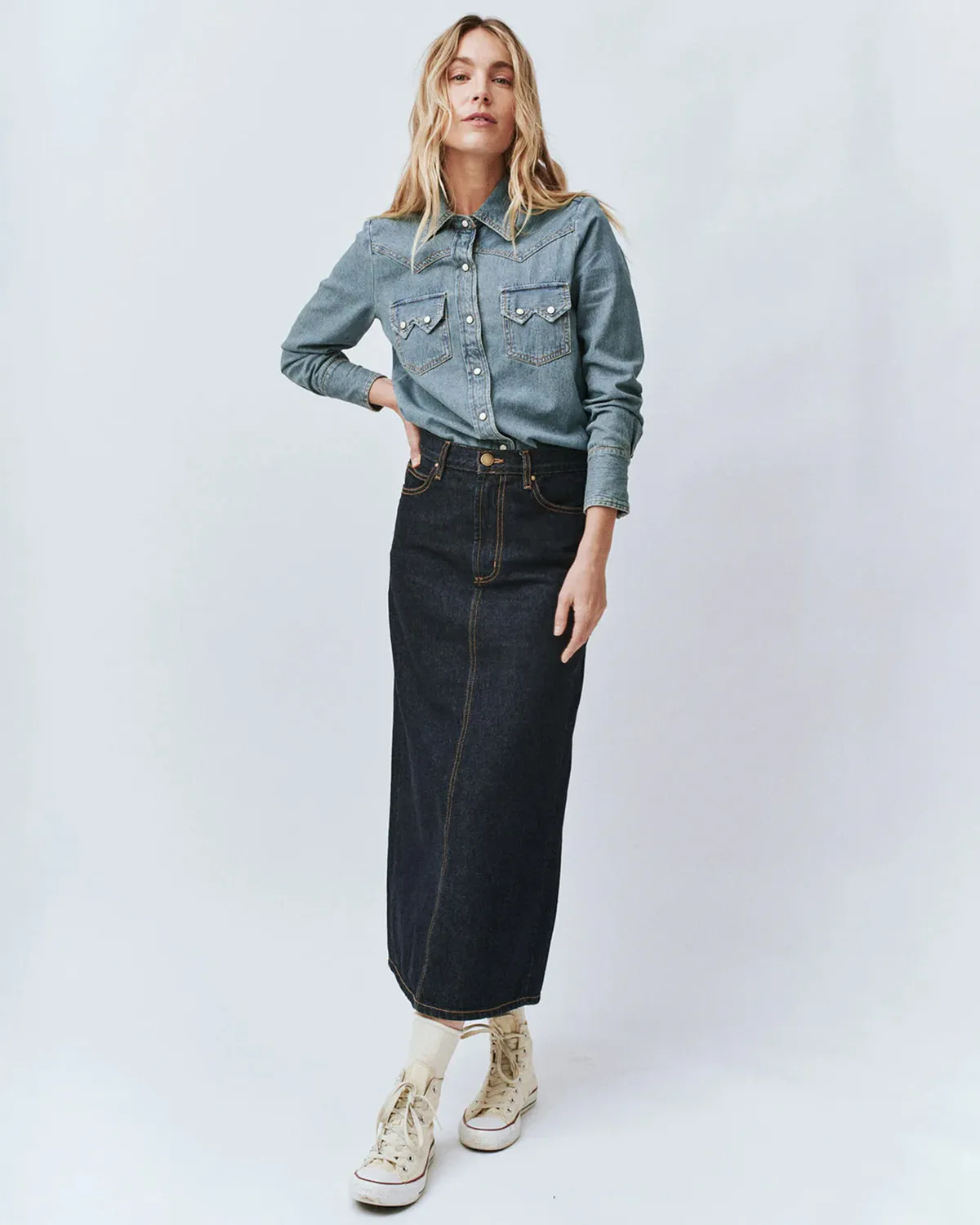 Produit Chemise en jean bleu ciel esprit vintage Howdy The Great. Porté avec une jupe midi en jean bleu.