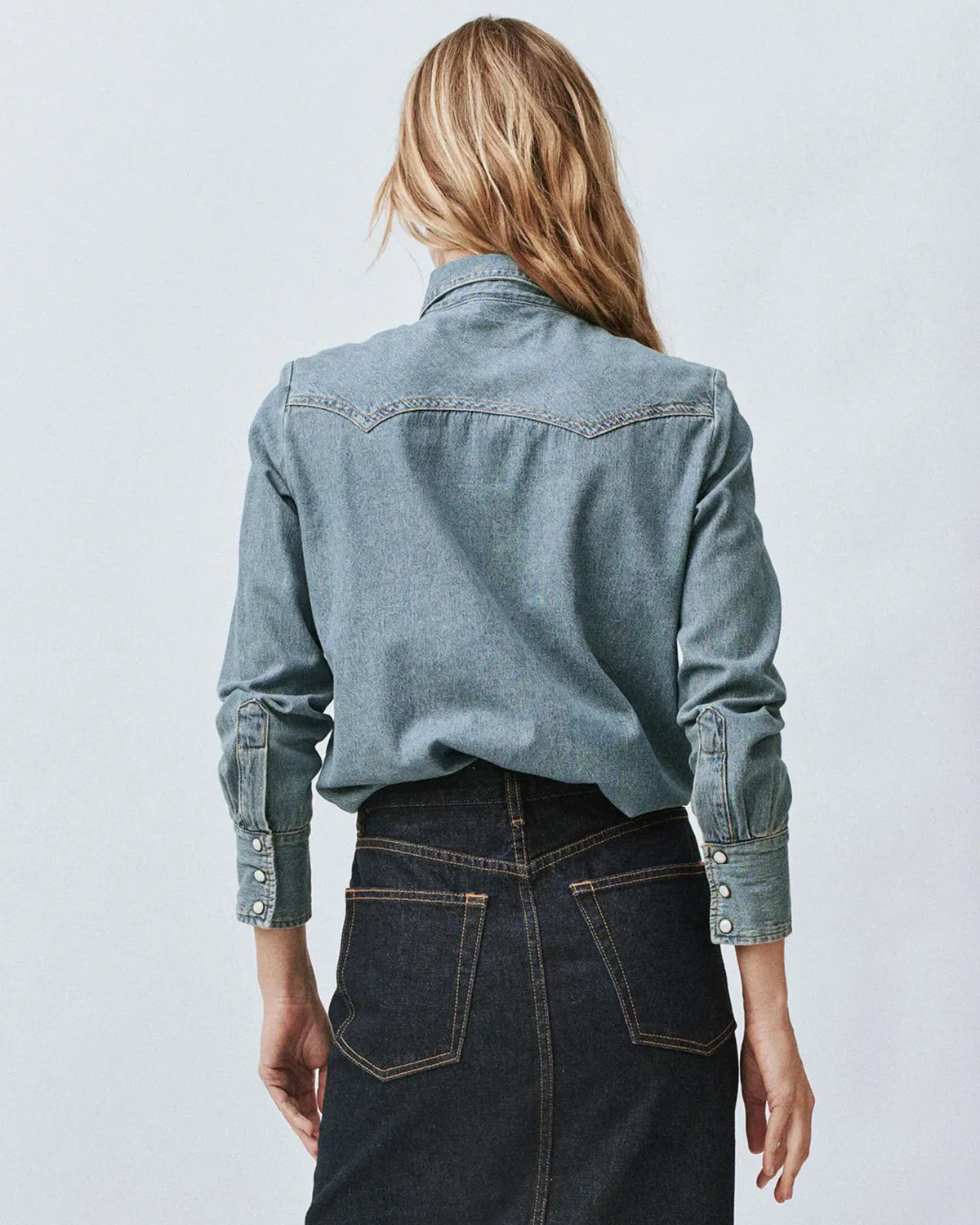 Chemise en jean bleu ciel esprit vintage Howdy The Great. Porté de dos.