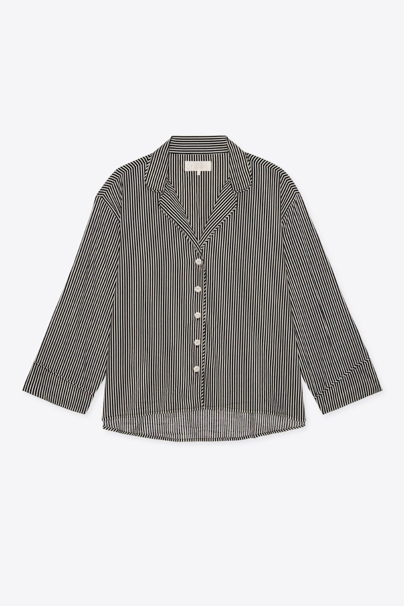 Chemise de pyjama Pajama The Great en coton ray&eacute; noir et cr&egrave;me, vue de face.