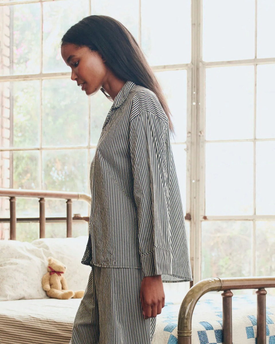 Chemise de pyjama Pajama The Great en coton ray&eacute; noir et cr&egrave;me, port&eacute;e de profil.