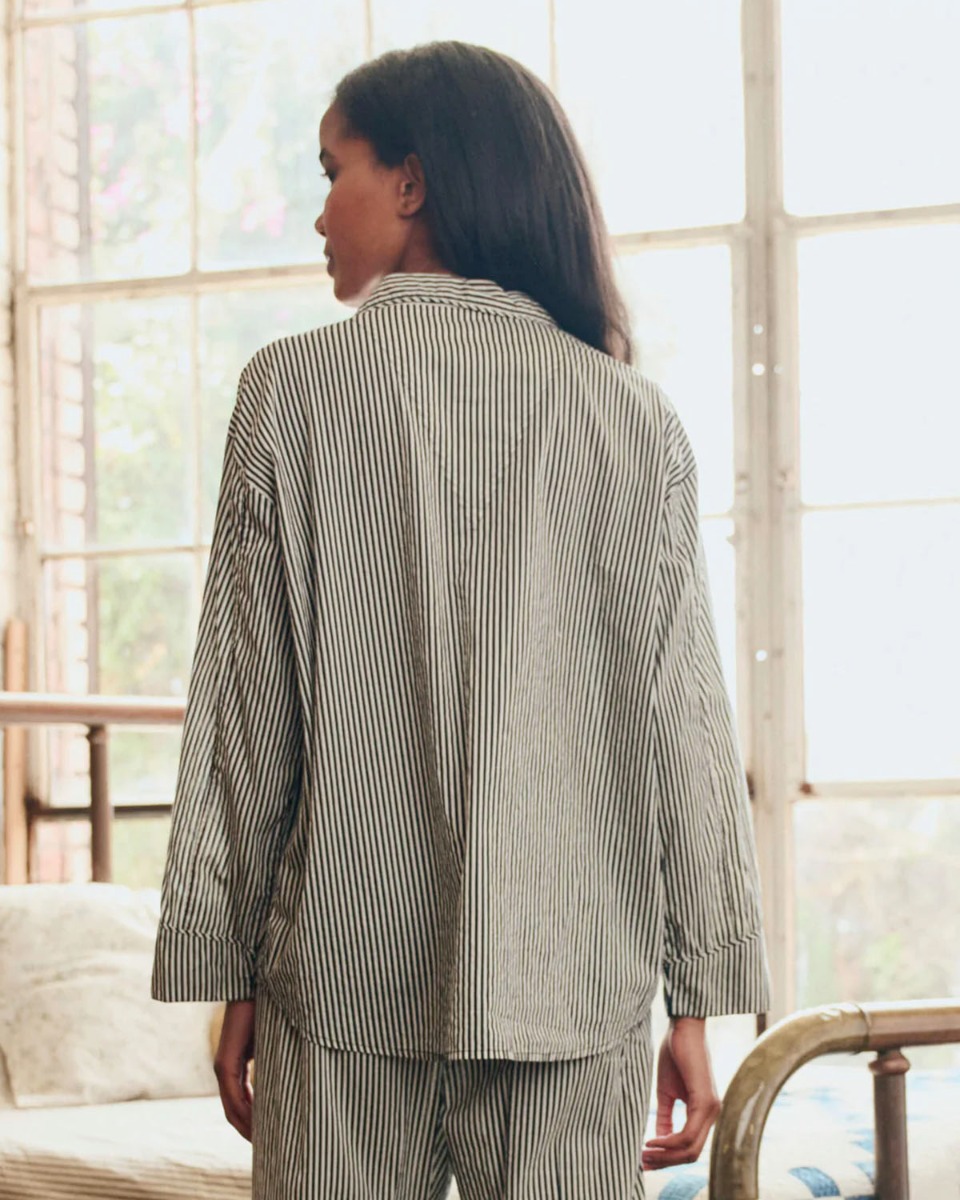 Chemise de pyjama Pajama The Great en coton ray&eacute; noir et cr&egrave;me, port&eacute;e de dos.