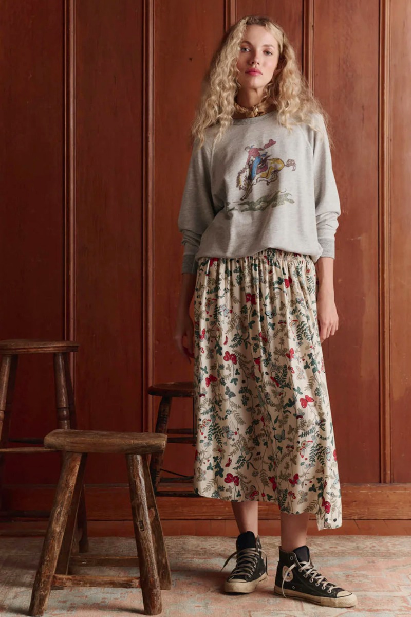 Sweat-shirt College Rider The Great en coton gris chin&eacute; s&eacute;rigraphie de cavalier sur un cheval, vu de face avec une jupe longue.