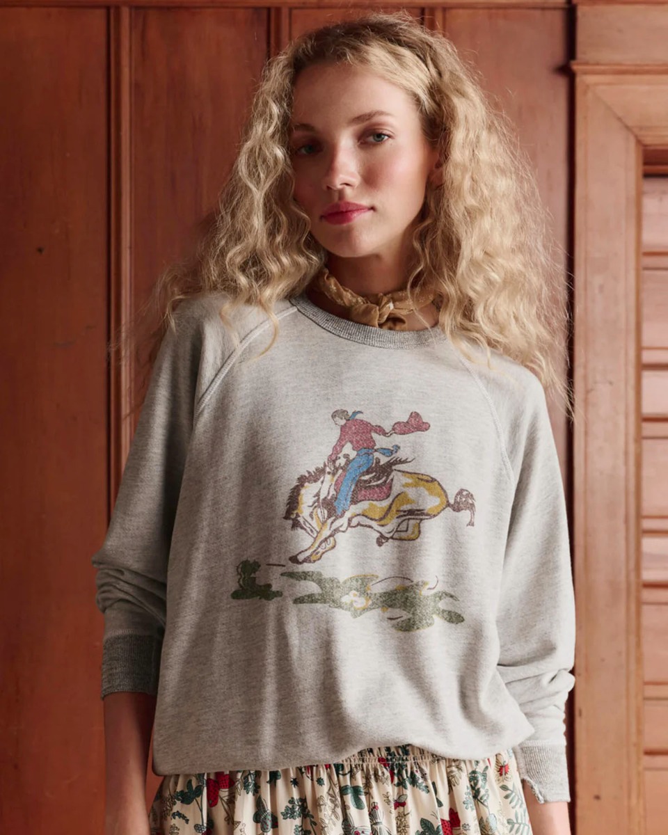Sweat-shirt College Rider The Great en coton gris chin&eacute; s&eacute;rigraphie de cavalier sur un cheval, port&eacute; de face.