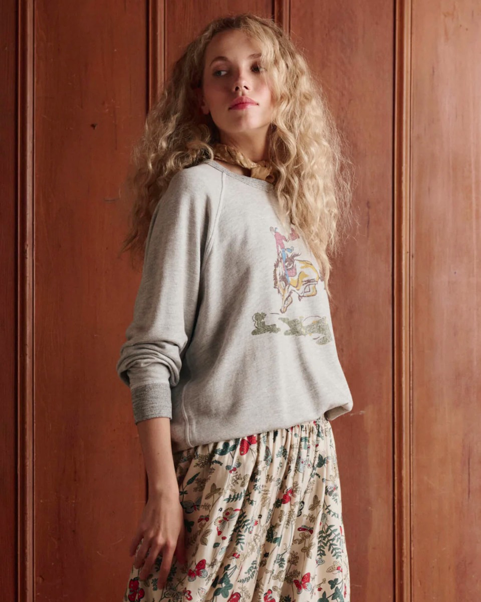 Sweat-shirt College Rider The Great en coton gris chin&eacute; s&eacute;rigraphie de cavalier sur un cheval, port&eacute; de profil.