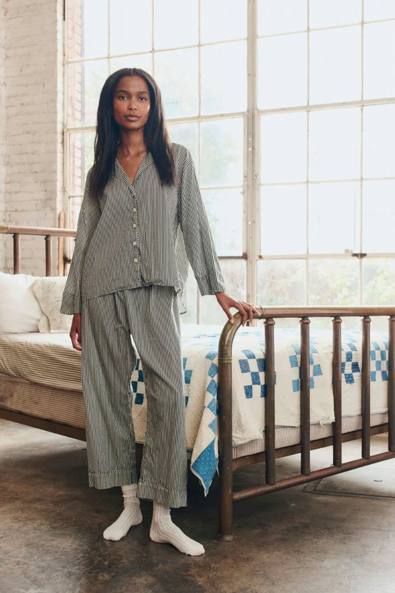 Pantalon Easy Sleep The Great en coton ray&eacute; noir et cr&egrave;me, port&eacute; de face avec une chemise assortie.