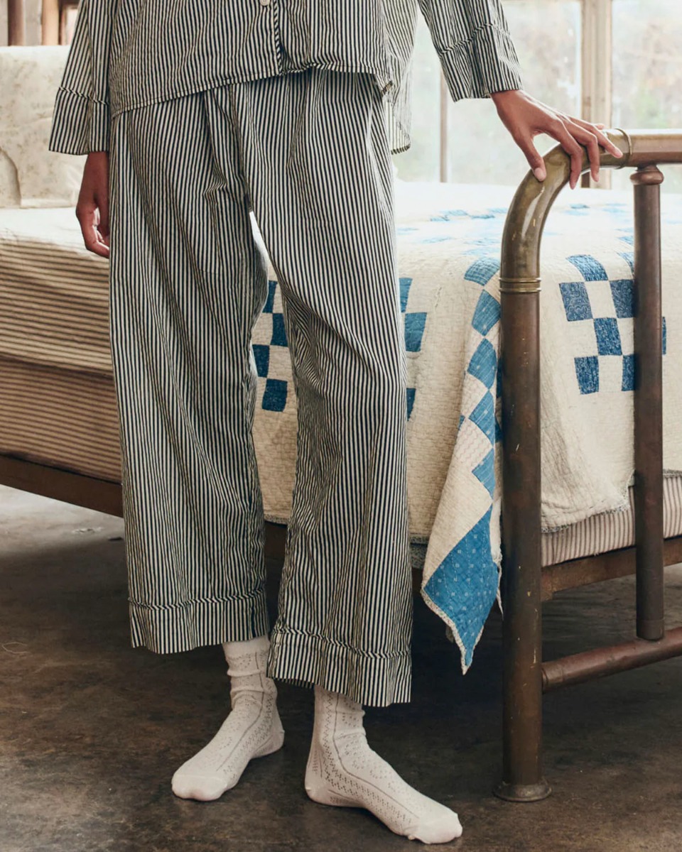 Pantalon Easy Sleep The Great en coton ray&eacute; noir et cr&egrave;me, port&eacute; de face.