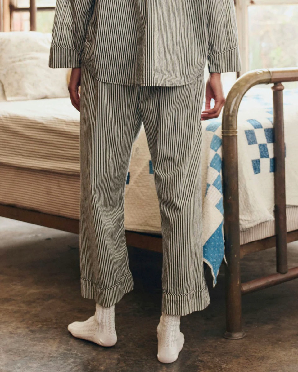 Pantalon Easy Sleep The Great en coton ray&eacute; noir et cr&egrave;me, port&eacute; de dos.